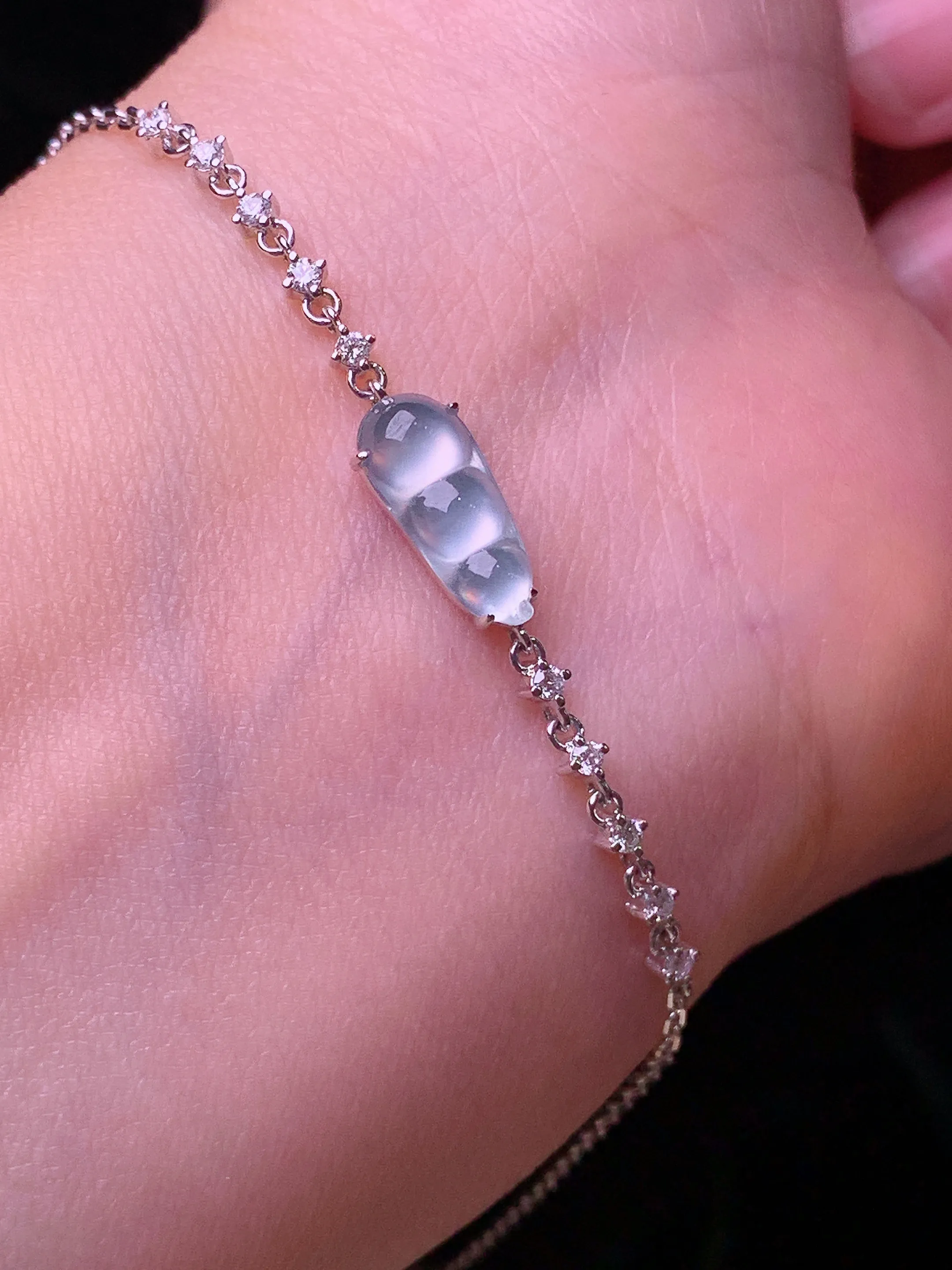 18k金钻镶嵌冰种四季豆手链 玉质细腻 色泽清新艳丽 裸石尺寸12*5.5*3