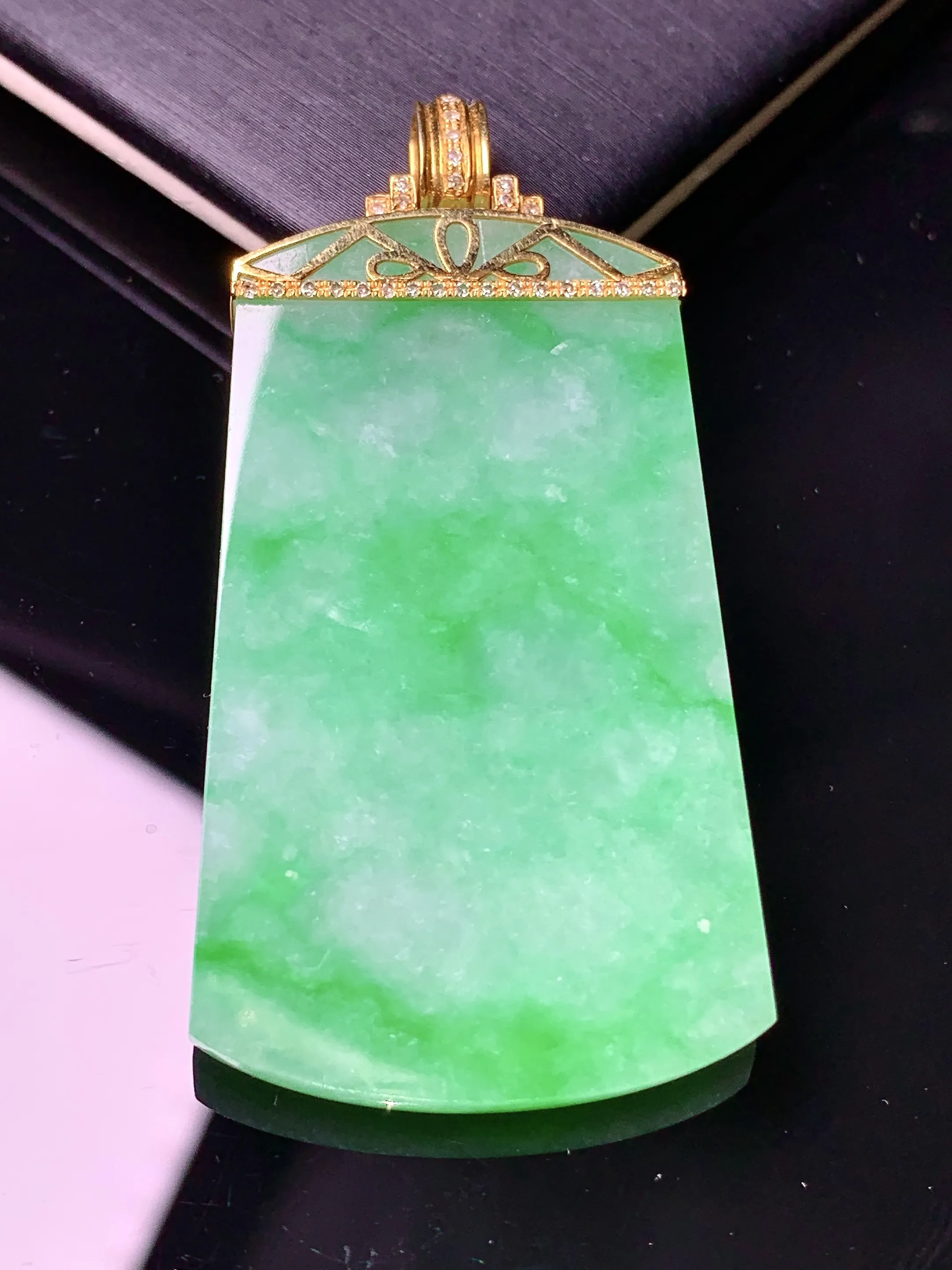 18k金钻镶嵌翠绿无事牌吊坠 玉质细腻 色泽清新艳丽 整体尺寸54.5*27.3*3.8
