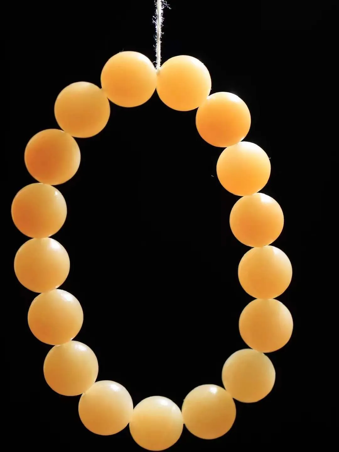 【珠圆玉润.手串】

精品和田玉糖白玉珠圆玉润手串 玉质温润细腻  整串打磨圆润，佩戴舒适。珠珠落玉盘，间关莺语花底滑，一生美好时光，无论身在何处，都有它相伴相守。事事顺遂，幸福美满，吉祥如意。重44.2克   尺寸取一12mm   FDL-311143086