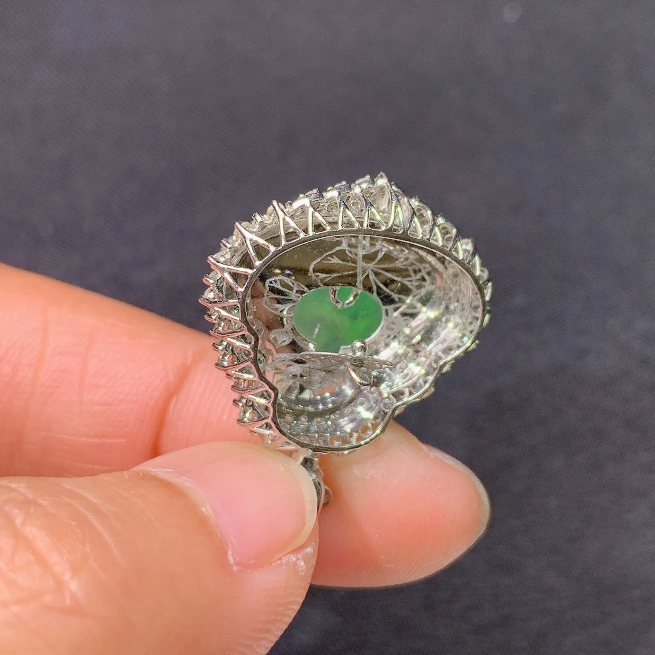 冰飘绿笑佛吊坠，18k金镶嵌，冰润色阳，品相好，种水足，整体尺寸27.1*21*8.4