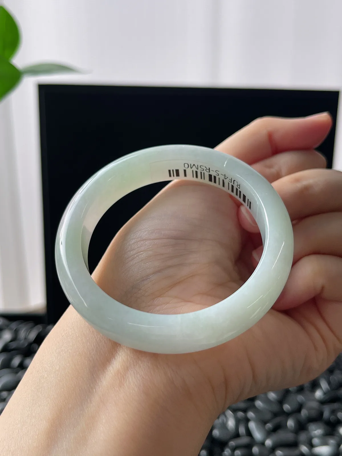 正圈51.7圈口，翡翠糯化种淡绿色手镯