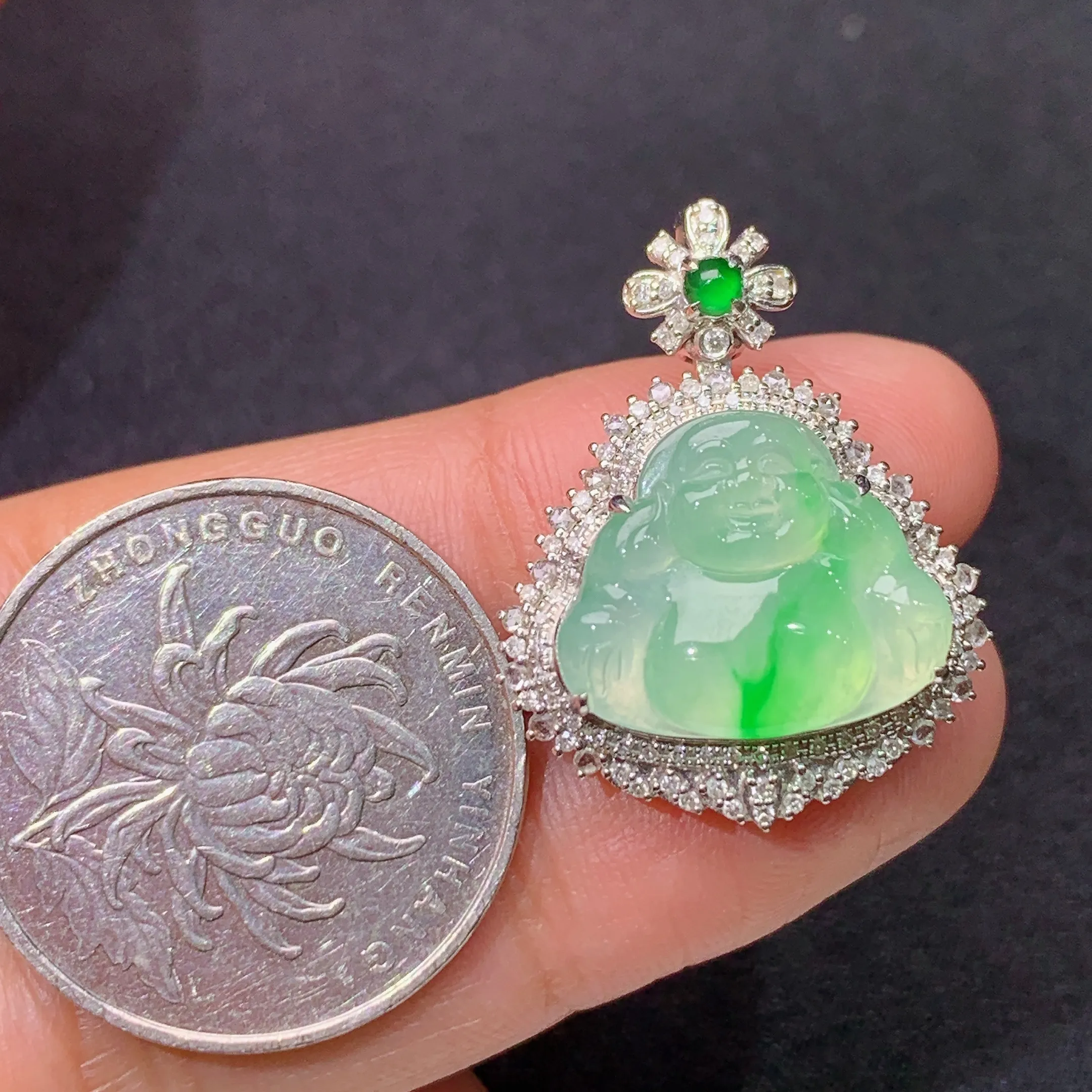 冰飘绿笑佛吊坠，18k金镶嵌，冰润色阳，品相好，种水足，整体尺寸27.1*21*8.4