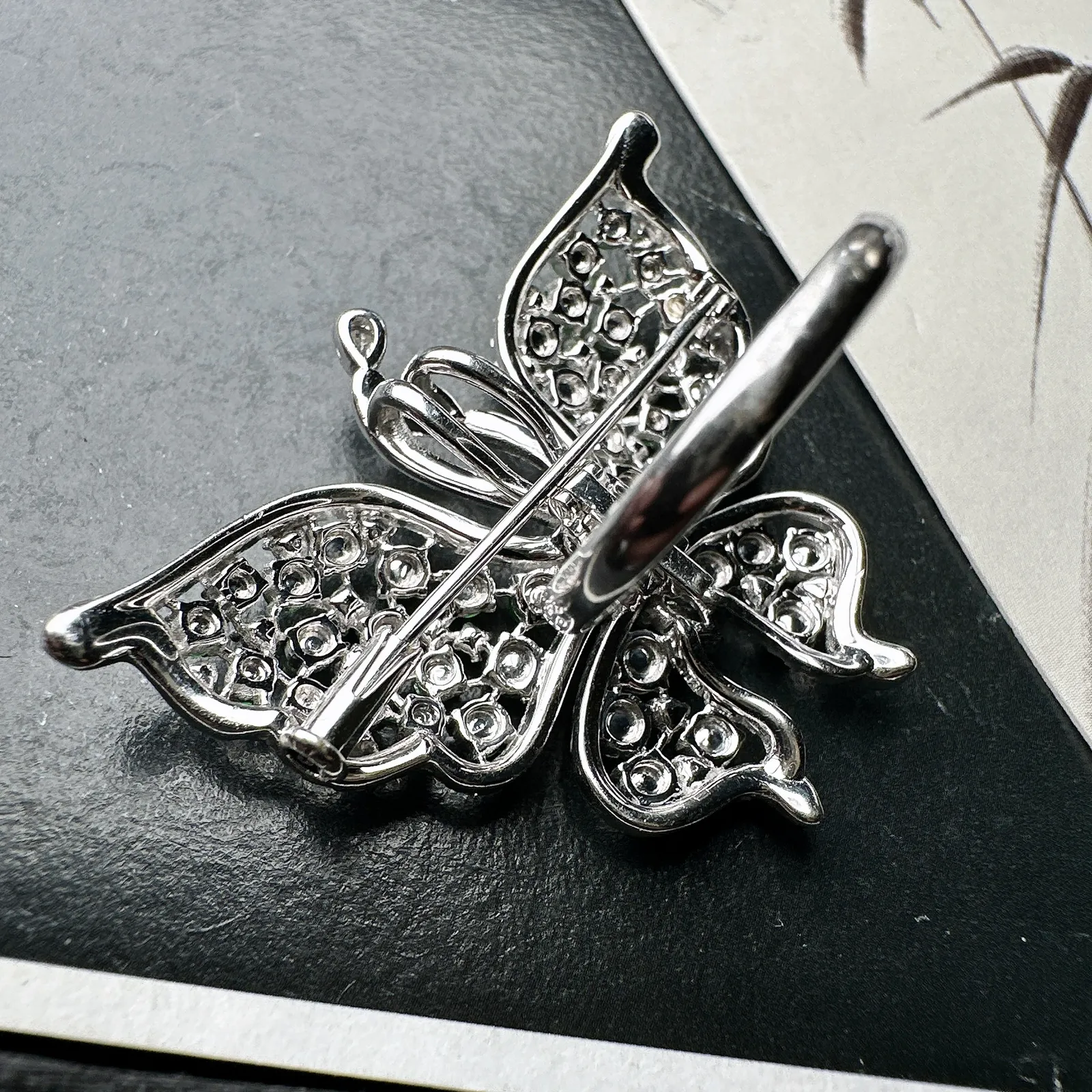 【冰种满绿蛋面镶嵌蝴蝶】镶嵌吊坠、胸针、戒指多用款，款式新颖，种水色俱全，冰透闪亮，通透感饱满度很好，18k金钻镶嵌，裸石尺寸3.1*2.8*2.6毫米