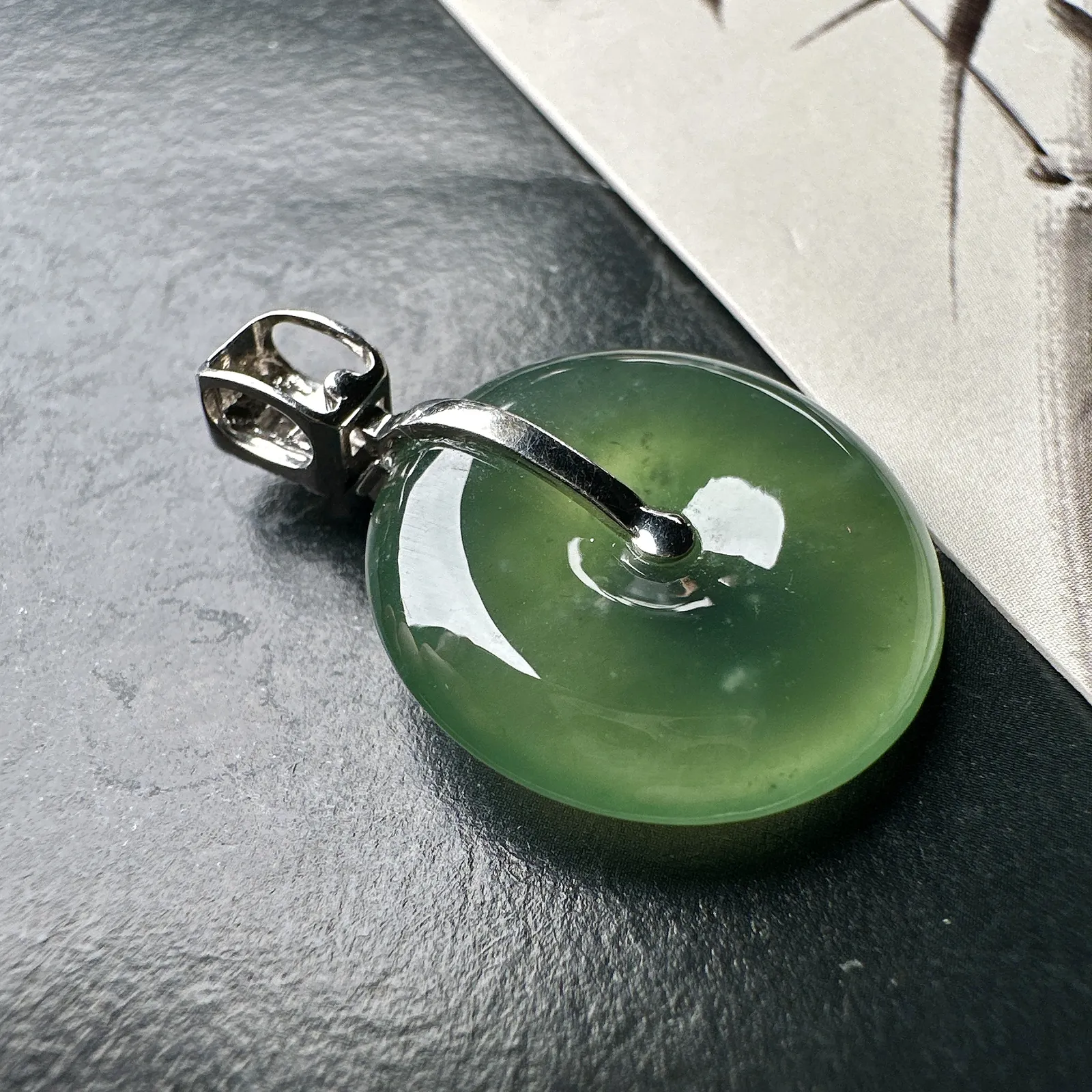 【冰种橄榄绿平安扣】质地细腻，品质很好，冰感十足，胶感明显，收藏品质。18k金钻镶嵌，裸石尺寸21.4*4.8毫米