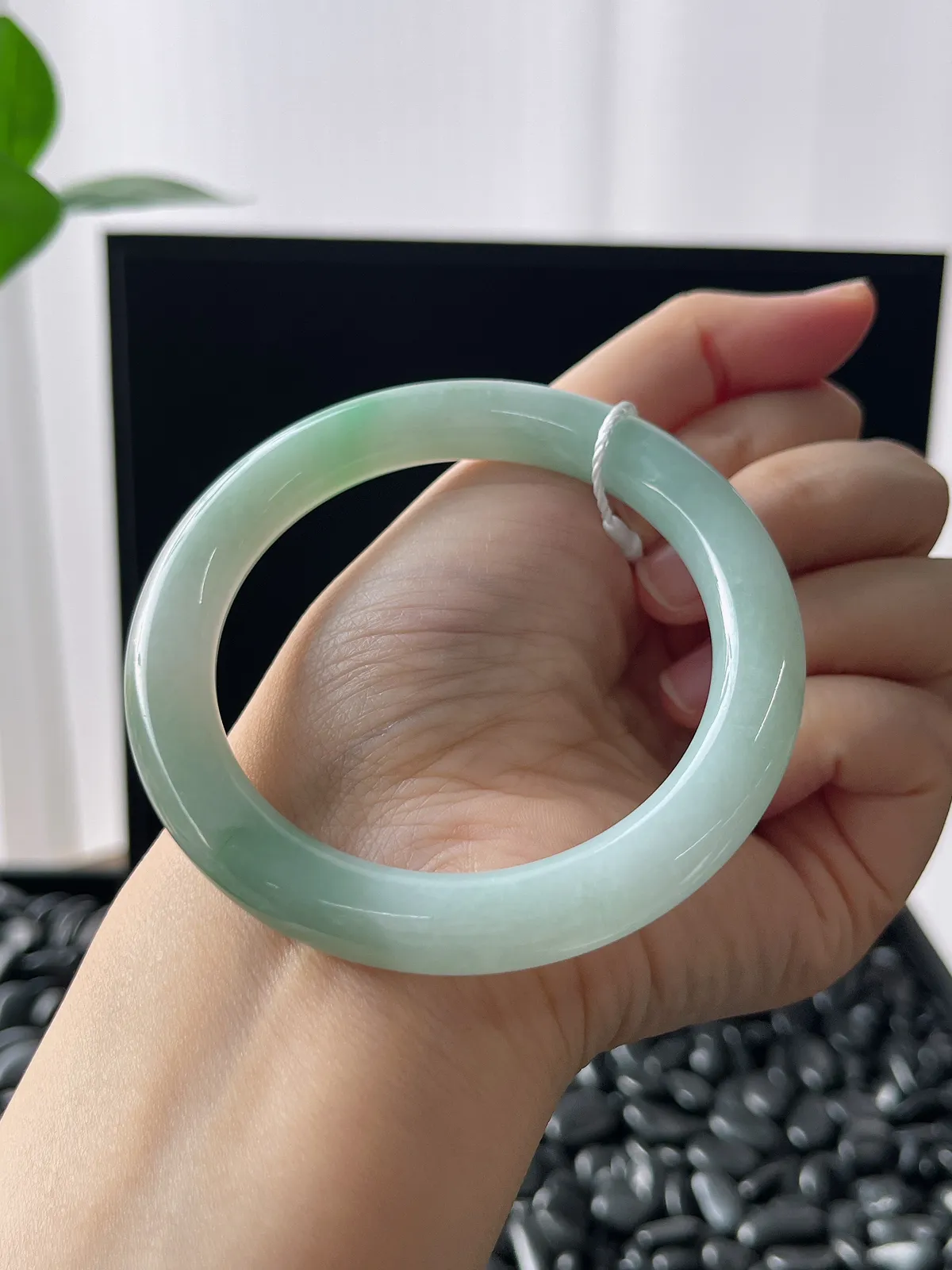 圆镯55圈口，翡翠糯化种浅绿色手镯