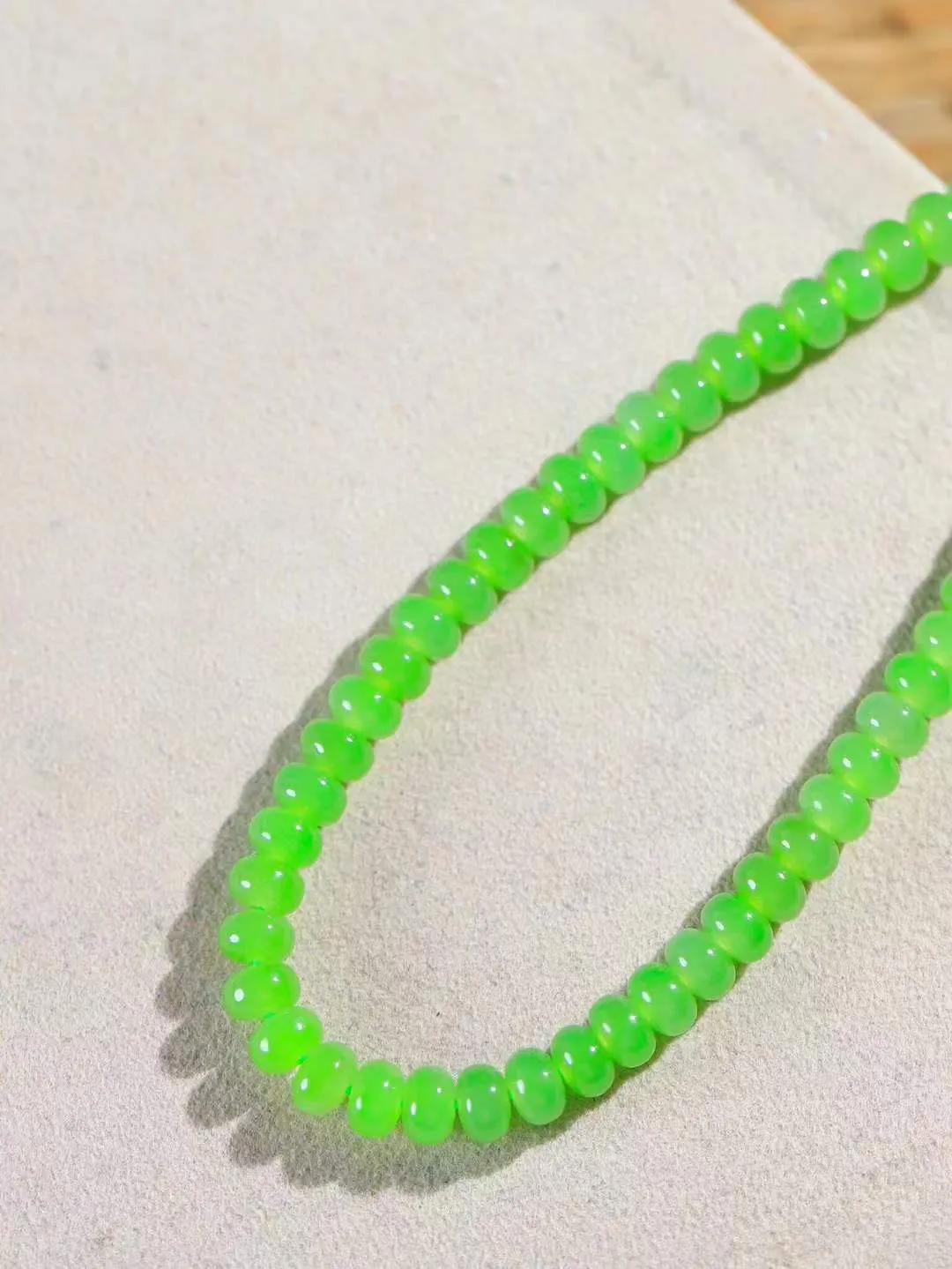 （算盘珠.项链）

收藏级臻品和田玉碧玉算盘珠项链，玉质细腻油润 饱满光滑 质朴无华，悠远简单，人心境界远，百世修炼深，心灵常驻善意持，觉悟人生百世修。重28.8克   尺寸取一3.9-6mm   FDA-771103047