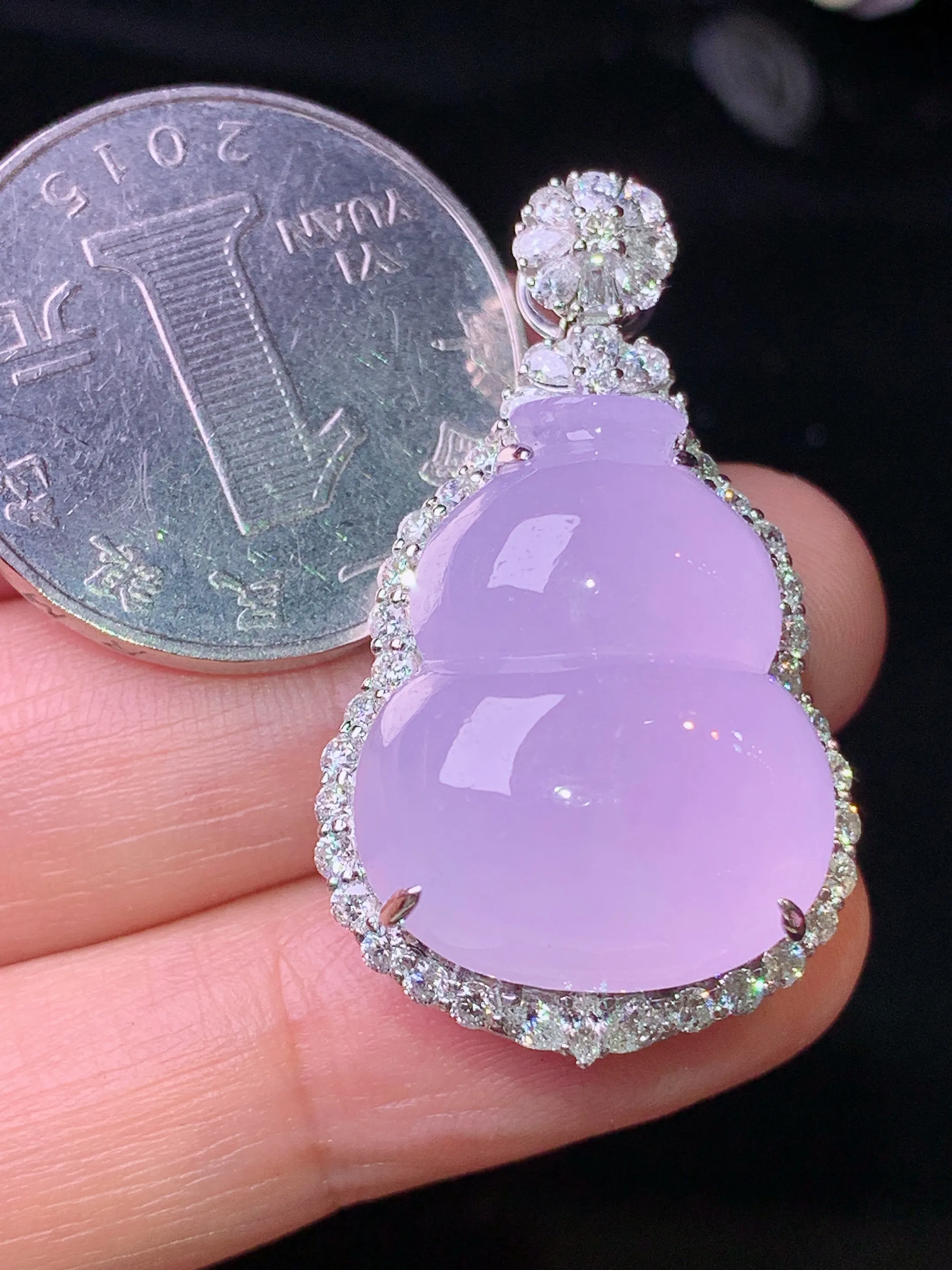 18k金钻镶嵌冰淡粉葫芦吊坠 玉质细腻 色泽清新艳丽 整体尺寸35.7*20.7*14