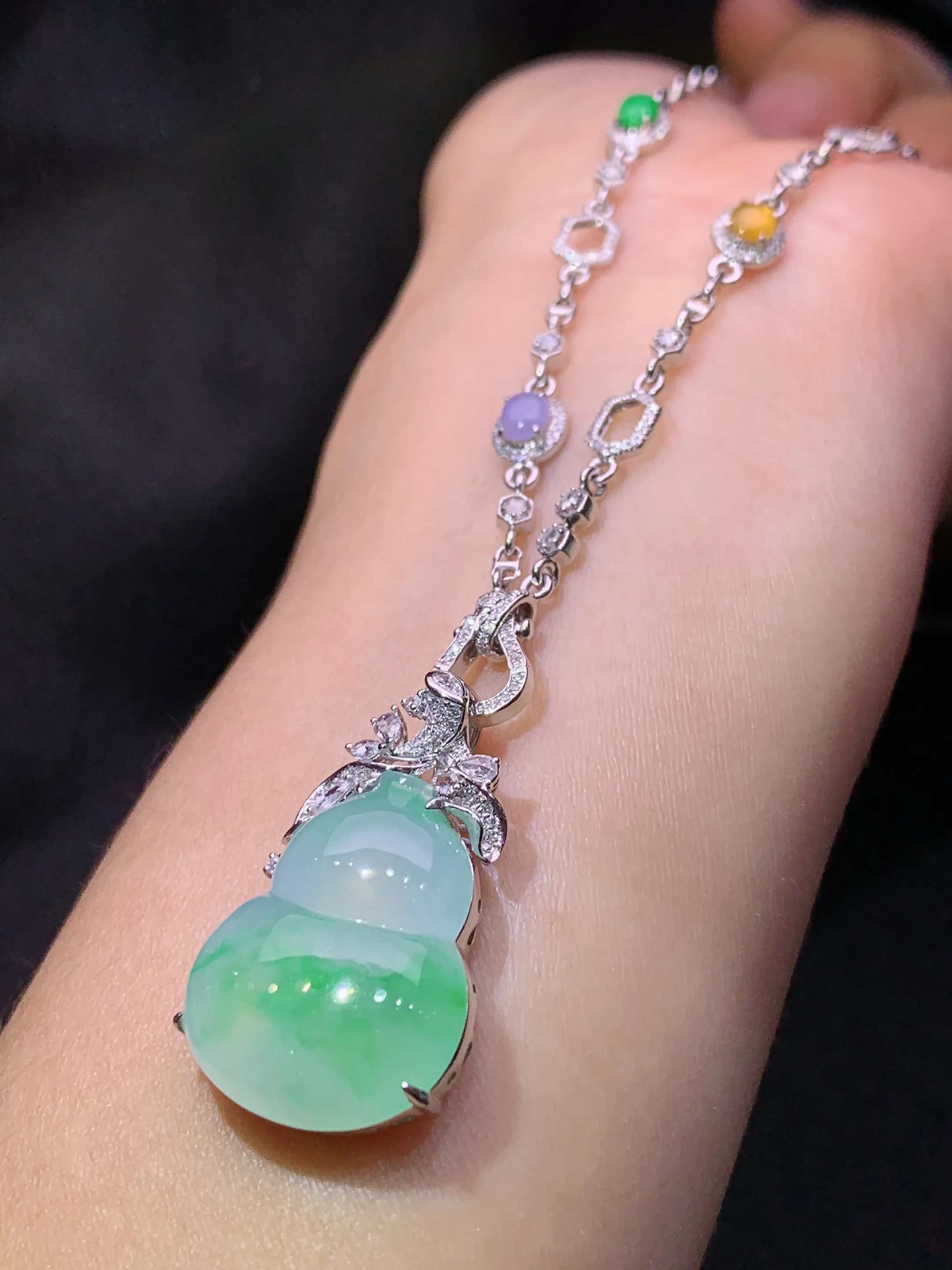 冰飘绿葫芦项链吊坠两用款  18k金镶嵌，款式新颖，冰润细腻，种水足，整体尺寸31.4*19*9.5