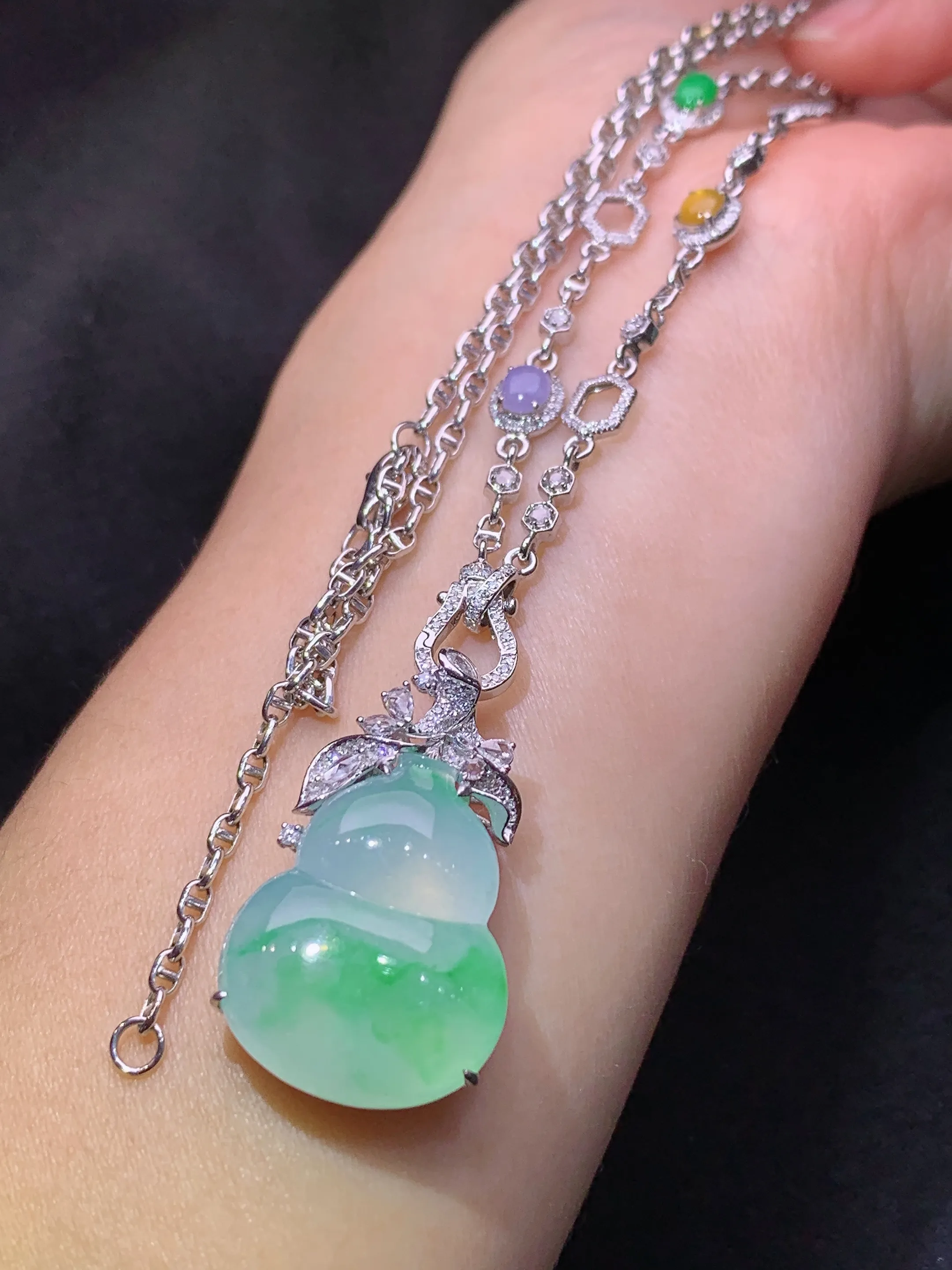 冰飘绿葫芦项链吊坠两用款  18k金镶嵌，款式新颖，冰润细腻，种水足，整体尺寸31.4*19*9.5