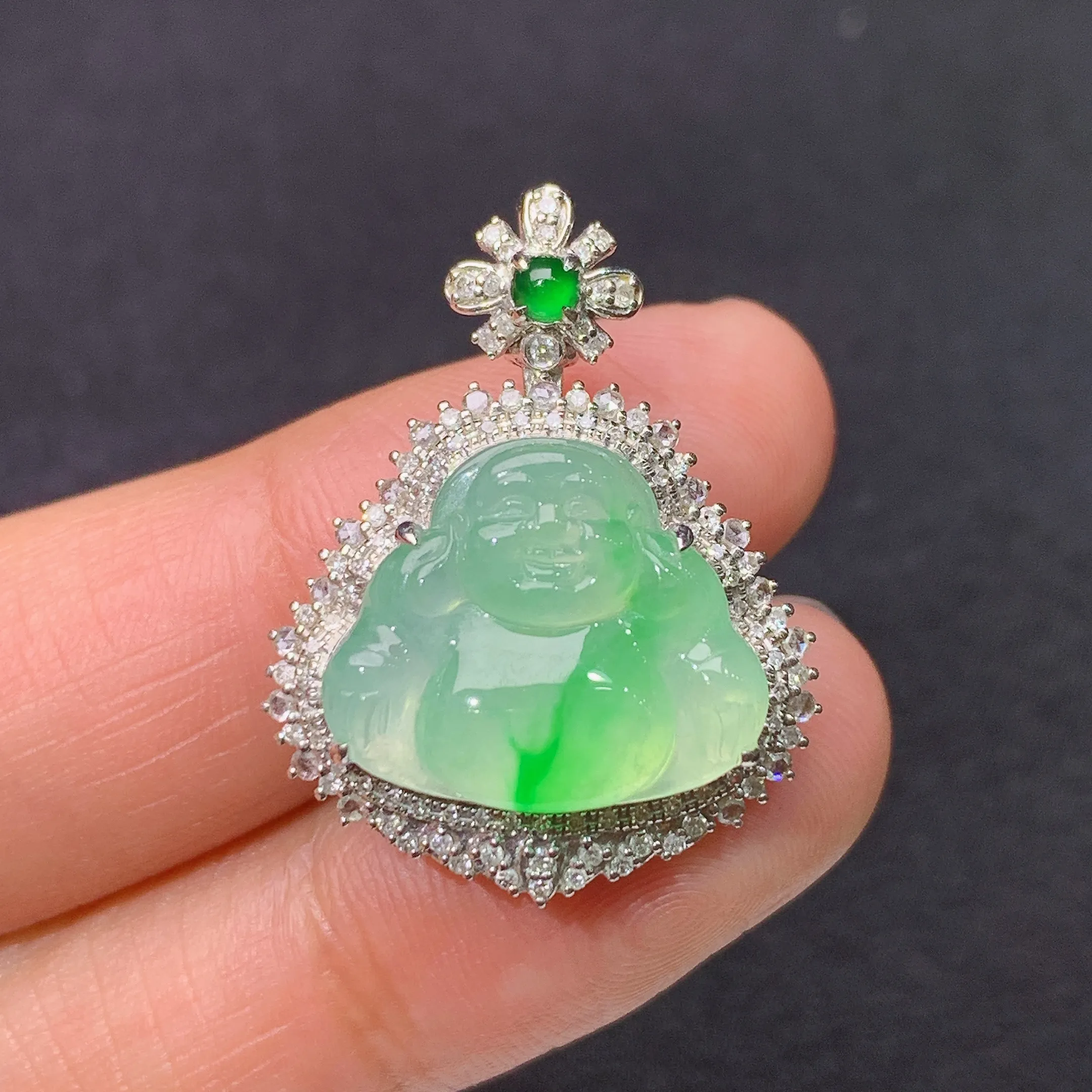 冰飘绿笑佛吊坠，18k金镶嵌，冰润色阳，品相好，种水足，整体尺寸27.1*21*8.4