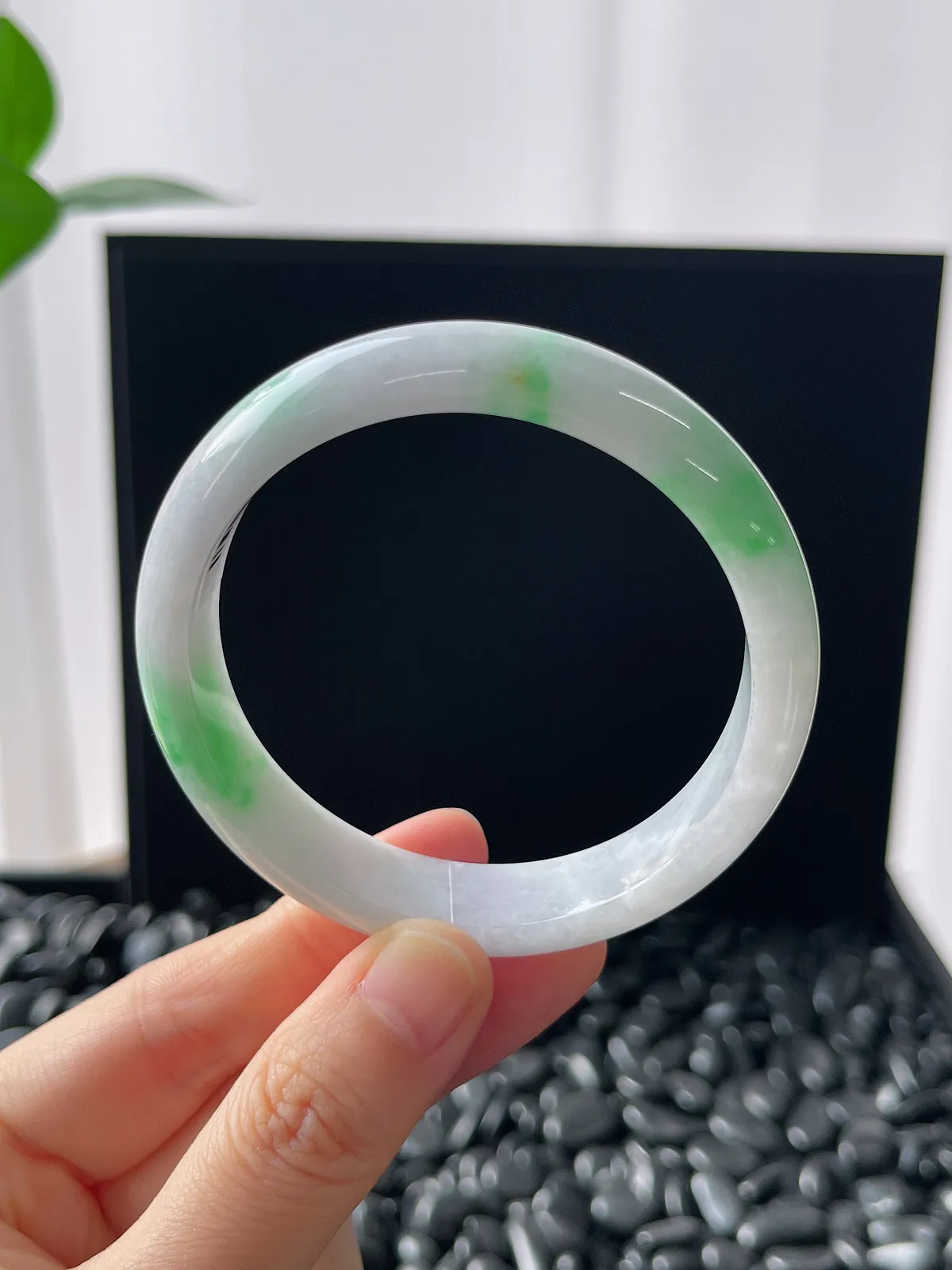 正圈54.4圈口，翡翠糯化种飘绿手镯