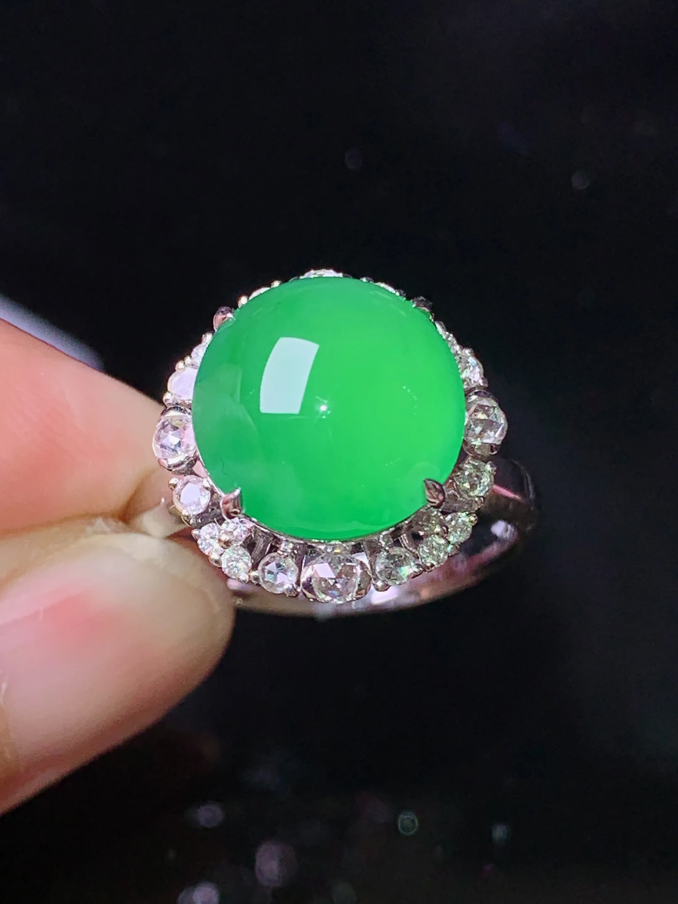 18k金钻镶嵌满绿蛋面戒指 玉质细腻 色泽清新艳丽 圈口13.5 整体尺寸14.8*12