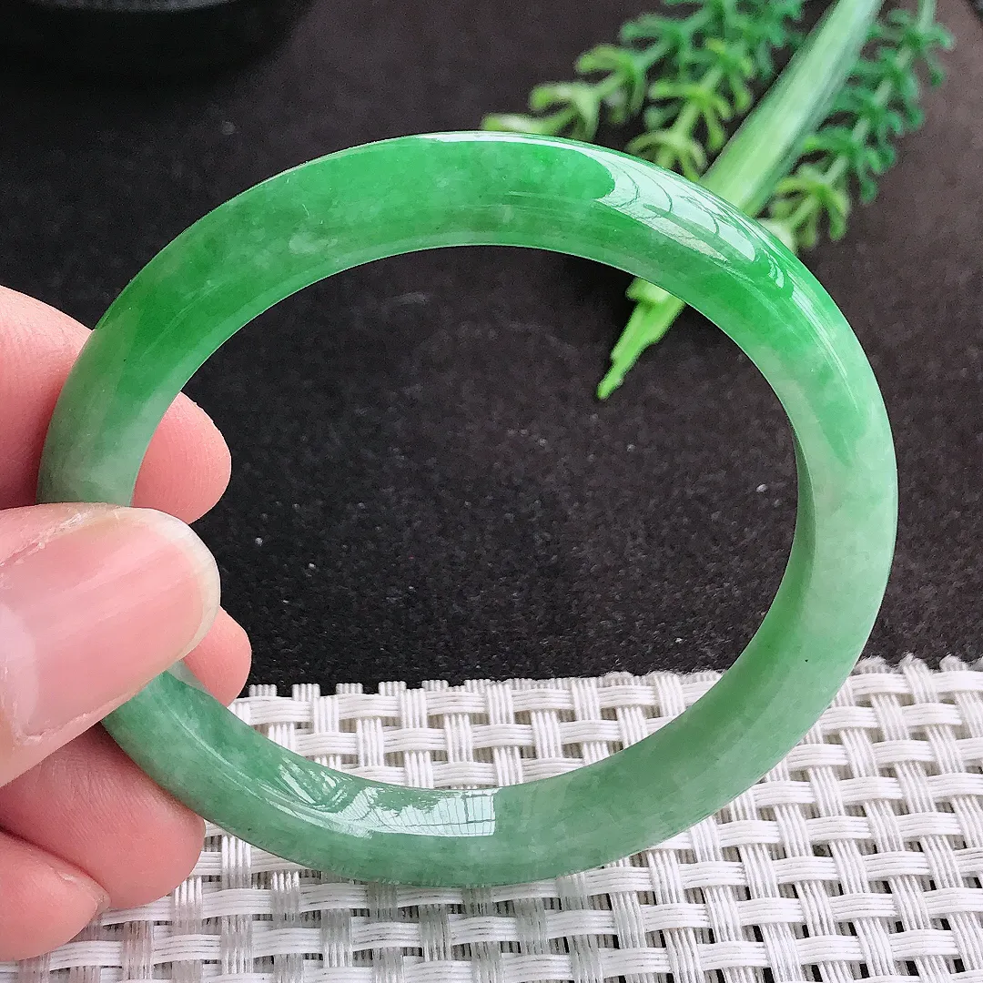 天然A货翡翠53/8.3/7.3老坑精美辣绿满绿手镯宽边玉手镯