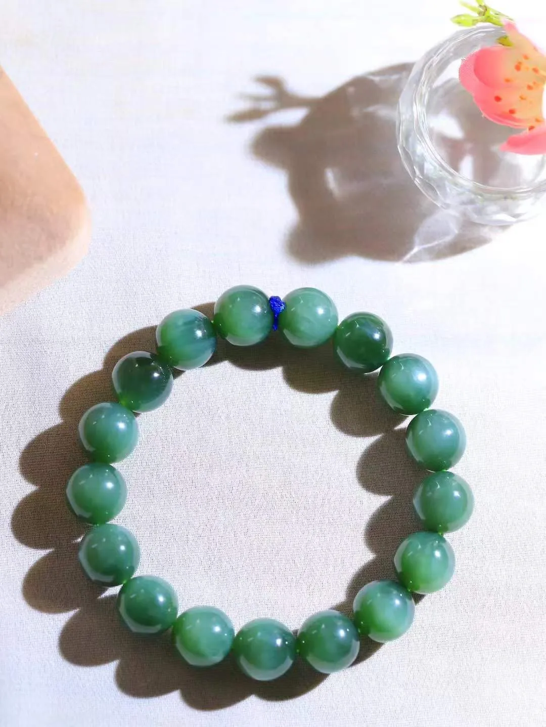 （猫眼手串）

精品和田玉碧玉猫眼圆珠手串 质地温润灵动 猫眼儿般的光中，有波光潋滟，也有梦幻清韵。行走于市井的喧嚣，相顾不言，便得清欢。重45.2克 尺寸取一11.9mmFDT-231173053