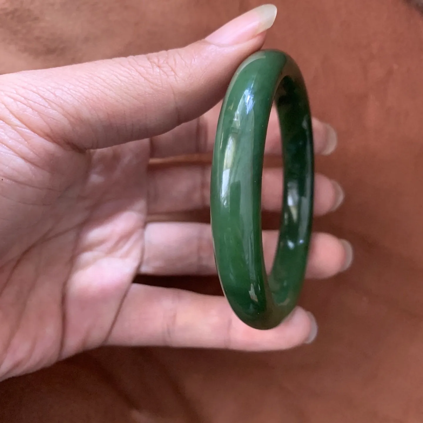 59.5圈口和田玉碧玉菠菜绿手镯【挽间柔情】，和田玉59.5圈口菠菜绿手镯，镯型古朴典雅。在诗情画意的雨巷相遇，你是我腕间的一抹风情，有你眸有深情.清风荡漾湖间静水，我愿俯身低眉，在烟波涟漪处寻。