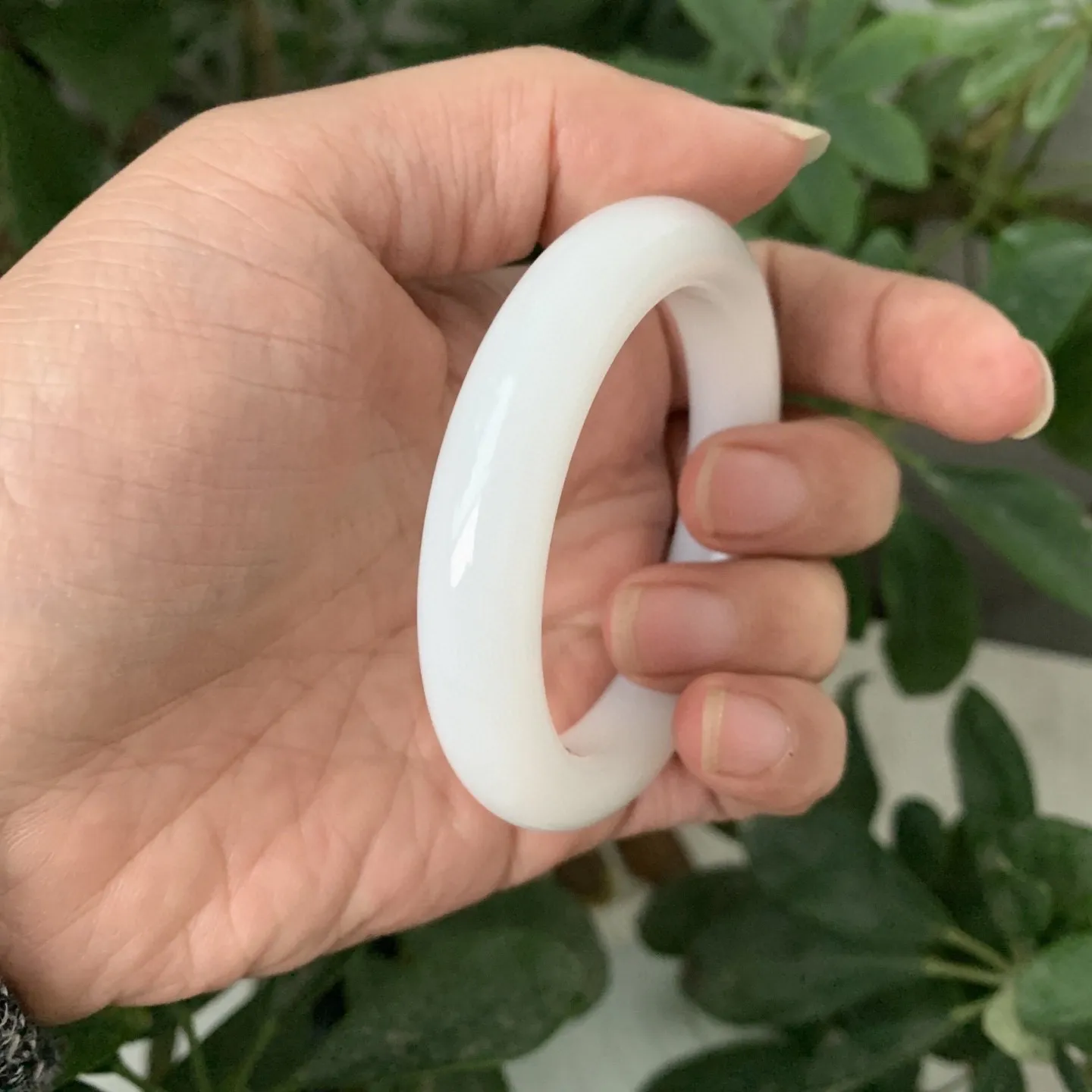 55圈口和田玉羊脂白手镯【挽间柔情】，和田玉55圈白玉手镯，镯型古朴典雅。在诗情画意的雨巷相遇，你是