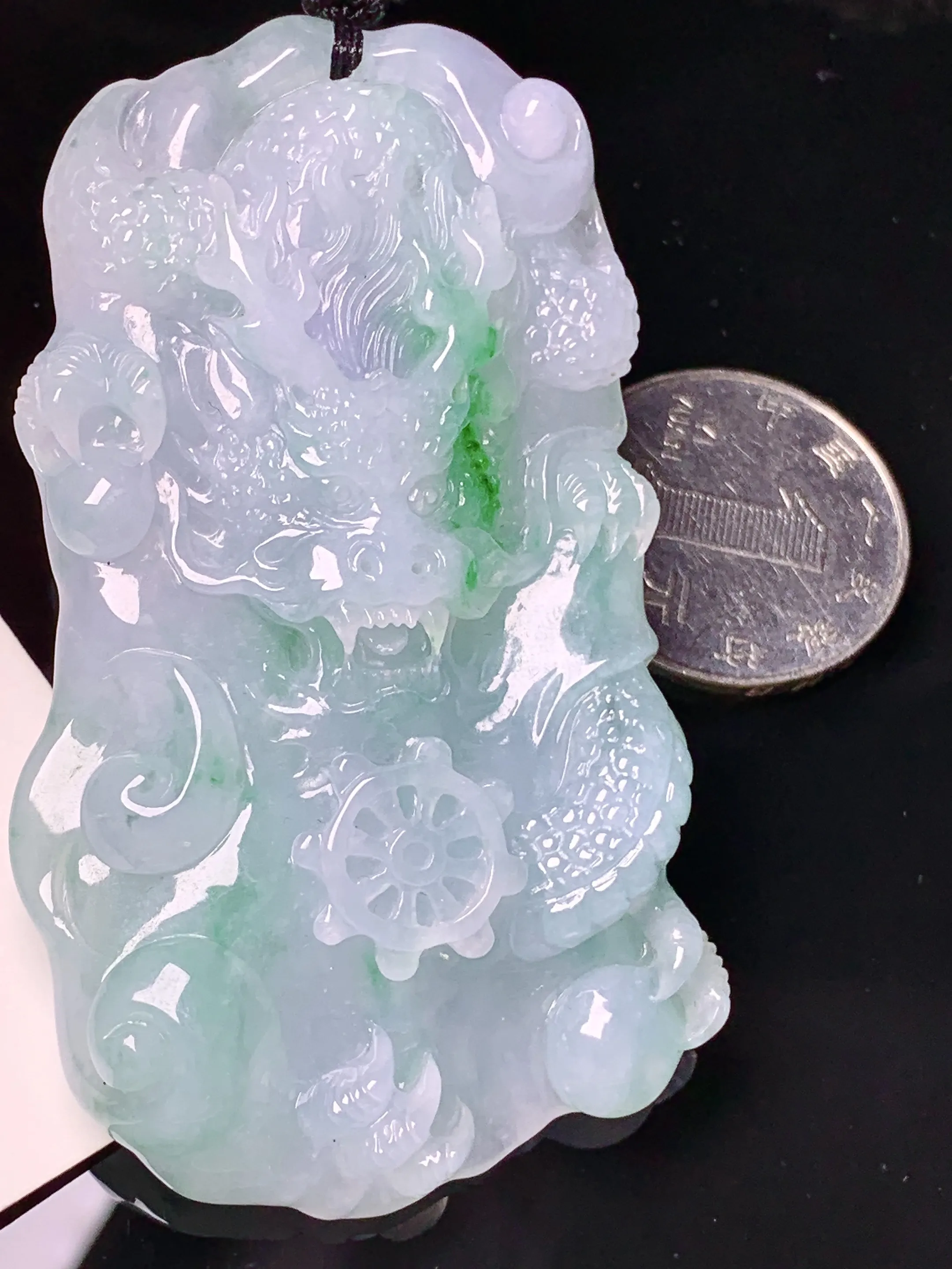 飘绿龙牌吊坠 玉质细腻 色泽艳丽清新 整体尺寸72.7*41*11.8