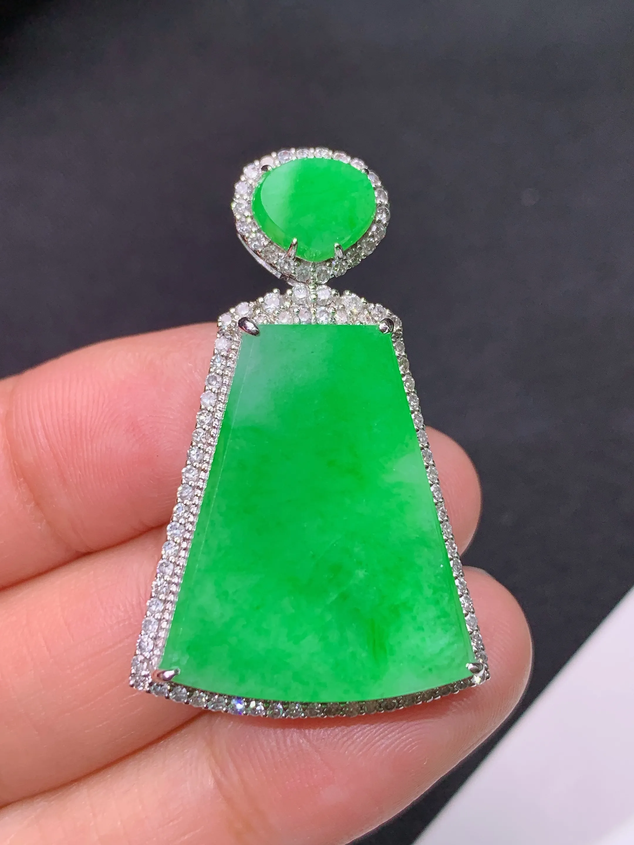 冰阳绿无事牌吊坠，18k金镶嵌，冰润色阳，种老水足，整体尺寸38.4*24.2*8.1