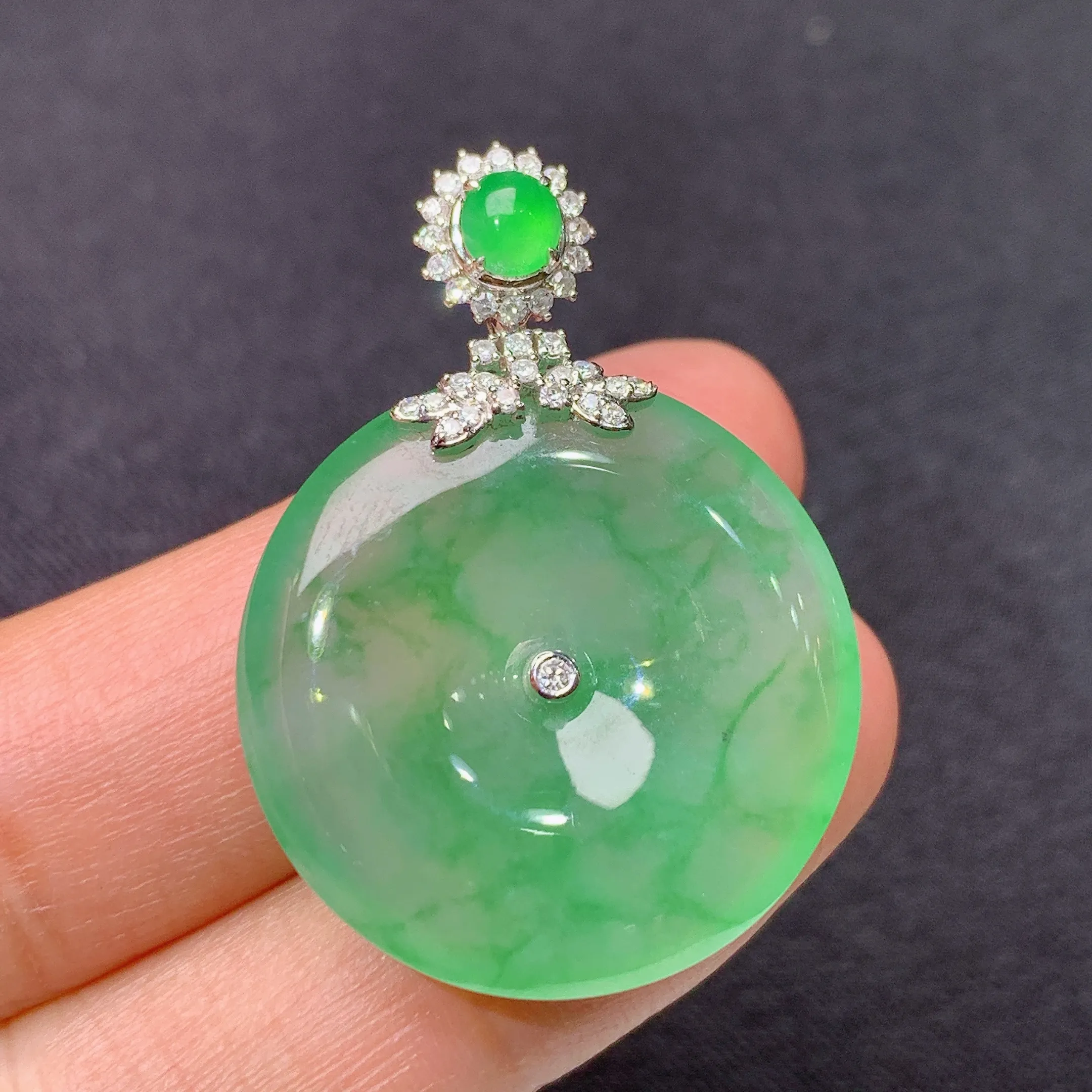 冰飘绿平安扣吊坠，18k金镶嵌，冰润色阳，玉质细腻，种水足，整体尺寸35.3*25.9*5.5