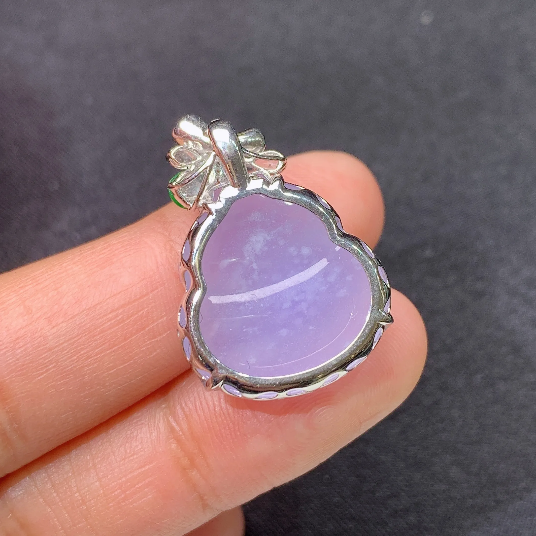 冰紫罗兰葫芦吊坠，18k金镶嵌，温润细腻，颜色鲜艳，整体尺寸25.8*18.3*7