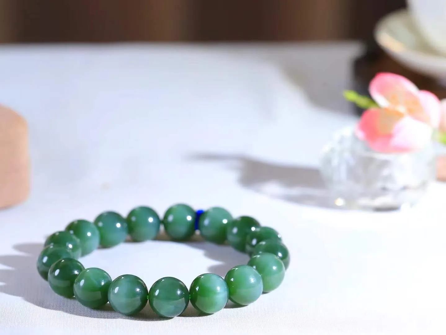 （猫眼手串）

精品和田玉碧玉猫眼圆珠手串 质地温润灵动 猫眼儿般的光中，有波光潋滟，也有梦幻清韵