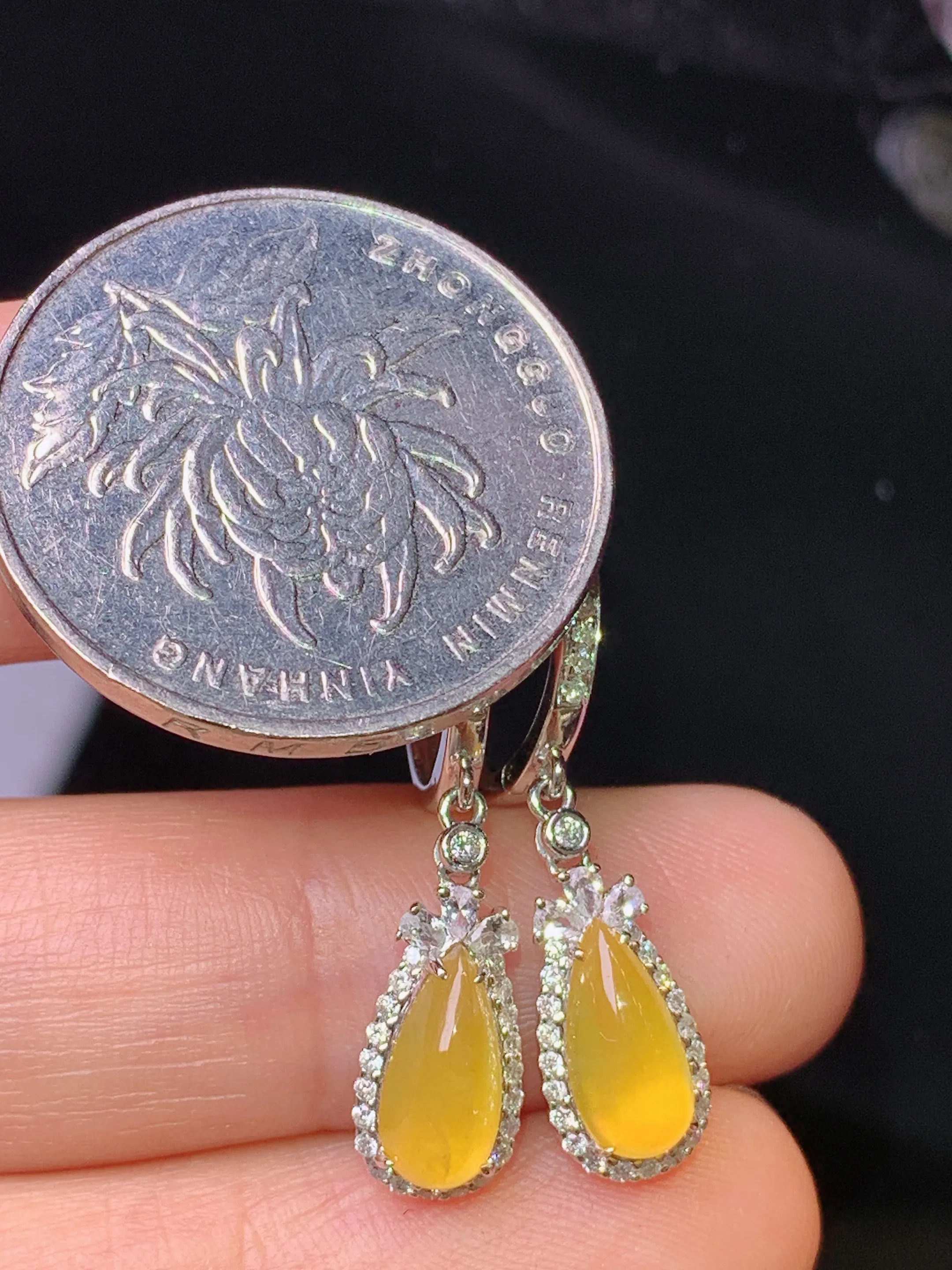 18k金钻镶嵌黄翡水滴耳坠 玉质细腻 色泽清新艳丽 整体尺寸28.8*6.6*5