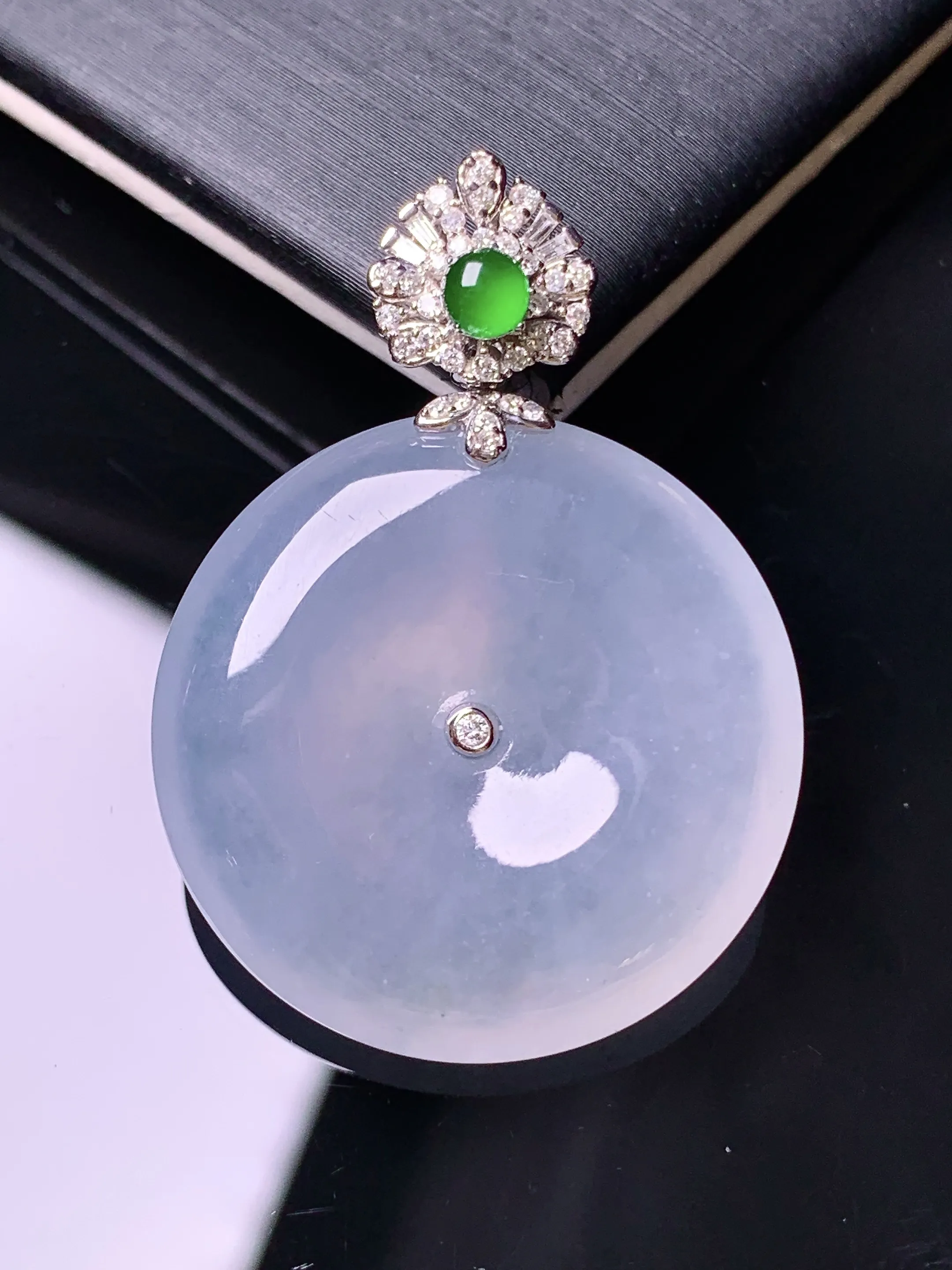 18k金钻镶嵌冰种平安扣吊坠 玉质细腻 色泽清新艳丽 整体尺寸35.6*25.7*6.3