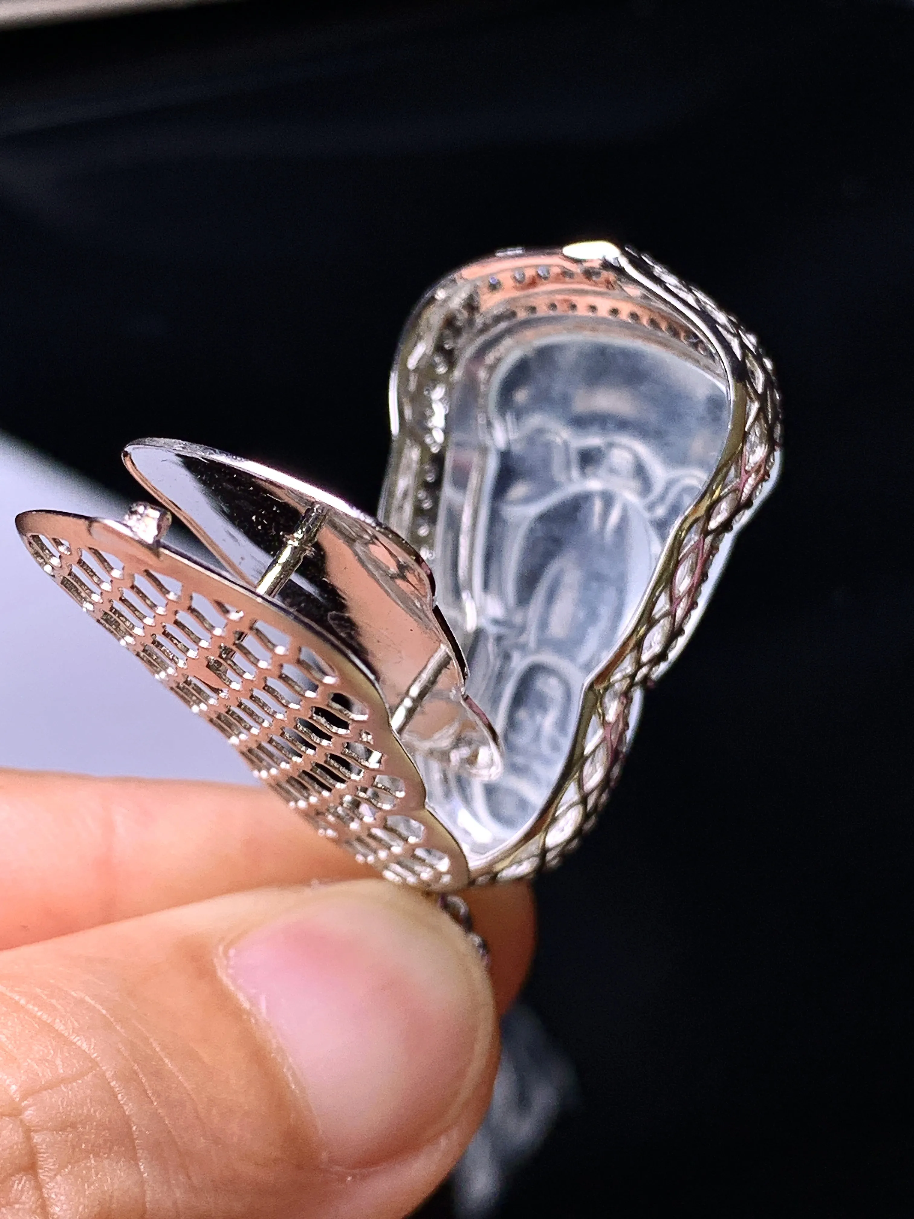 18k金钻镶嵌冰种观音菩萨吊坠 玉质细腻 色泽清新艳丽 整体尺寸38.2*20*9.8