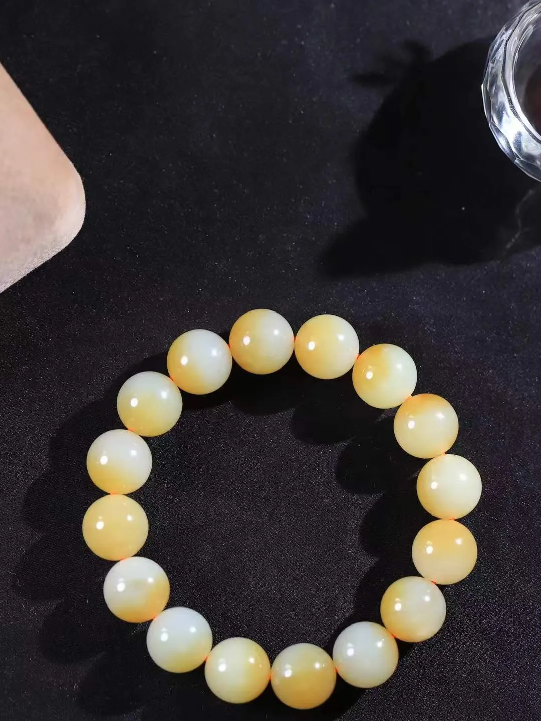 【珠圆玉润.手串】

精品和田玉糖白玉珠圆玉润手串 玉质温润细腻  整串打磨圆润，佩戴舒适。珠珠落玉盘，间关莺语花底滑，一生美好时光，无论身在何处，都有它相伴相守。事事顺遂，幸福美满，吉祥如意。重42.6克 尺寸取一12mm FDT-161103013