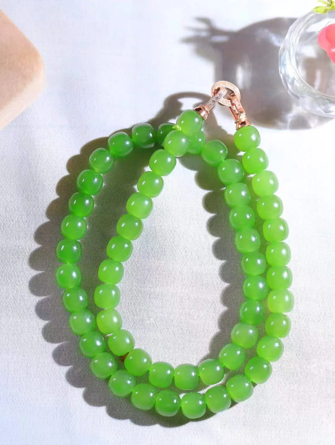 （老型珠.项链）

精品和田玉碧玉老型珠项链 玉质温润细腻 佩戴舒适。间关莺语花底滑，一生美好时光