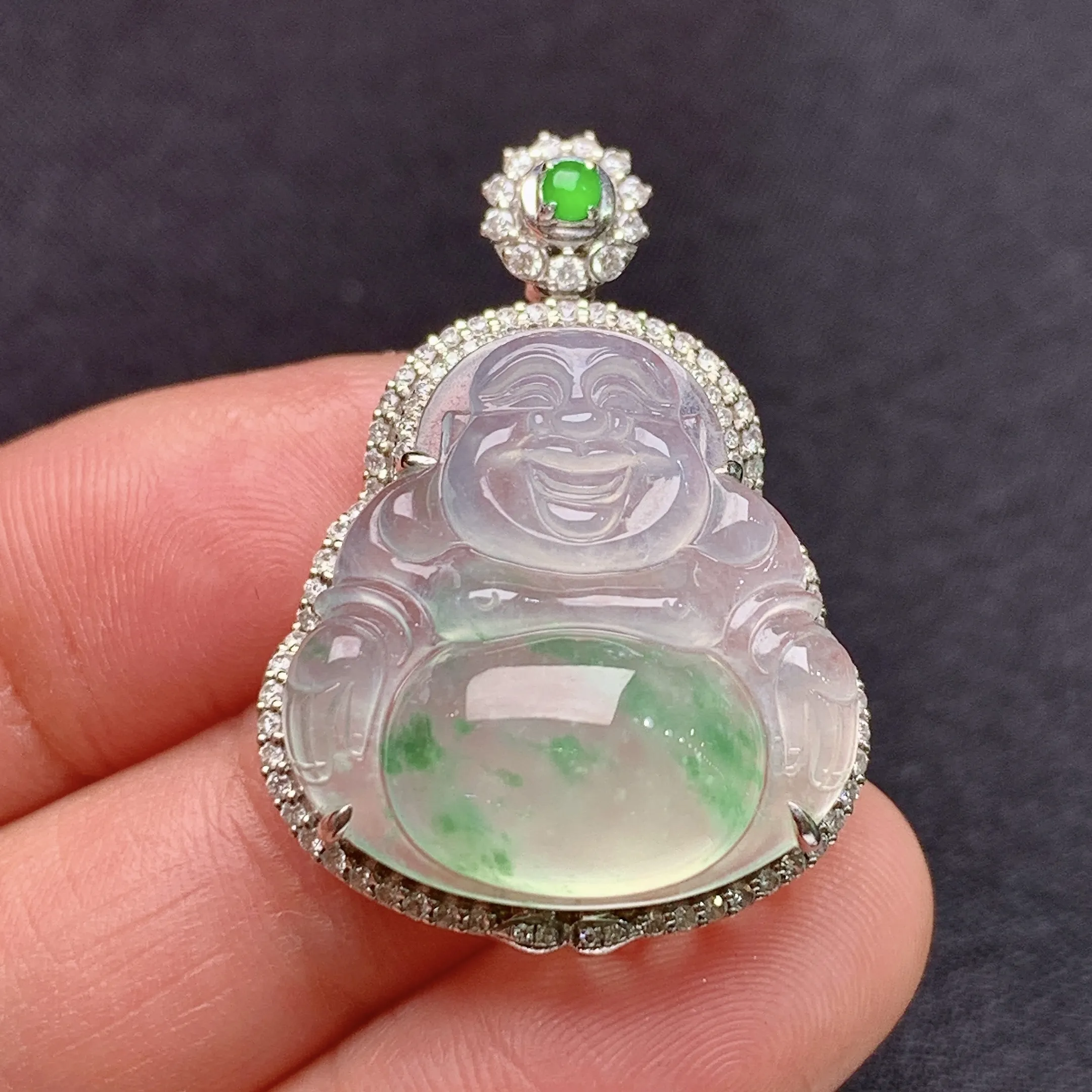 冰飘绿笑佛吊坠，18k金镶嵌，冰润色阳，品相好，种水足，整体尺寸31.1*22.4*11.6