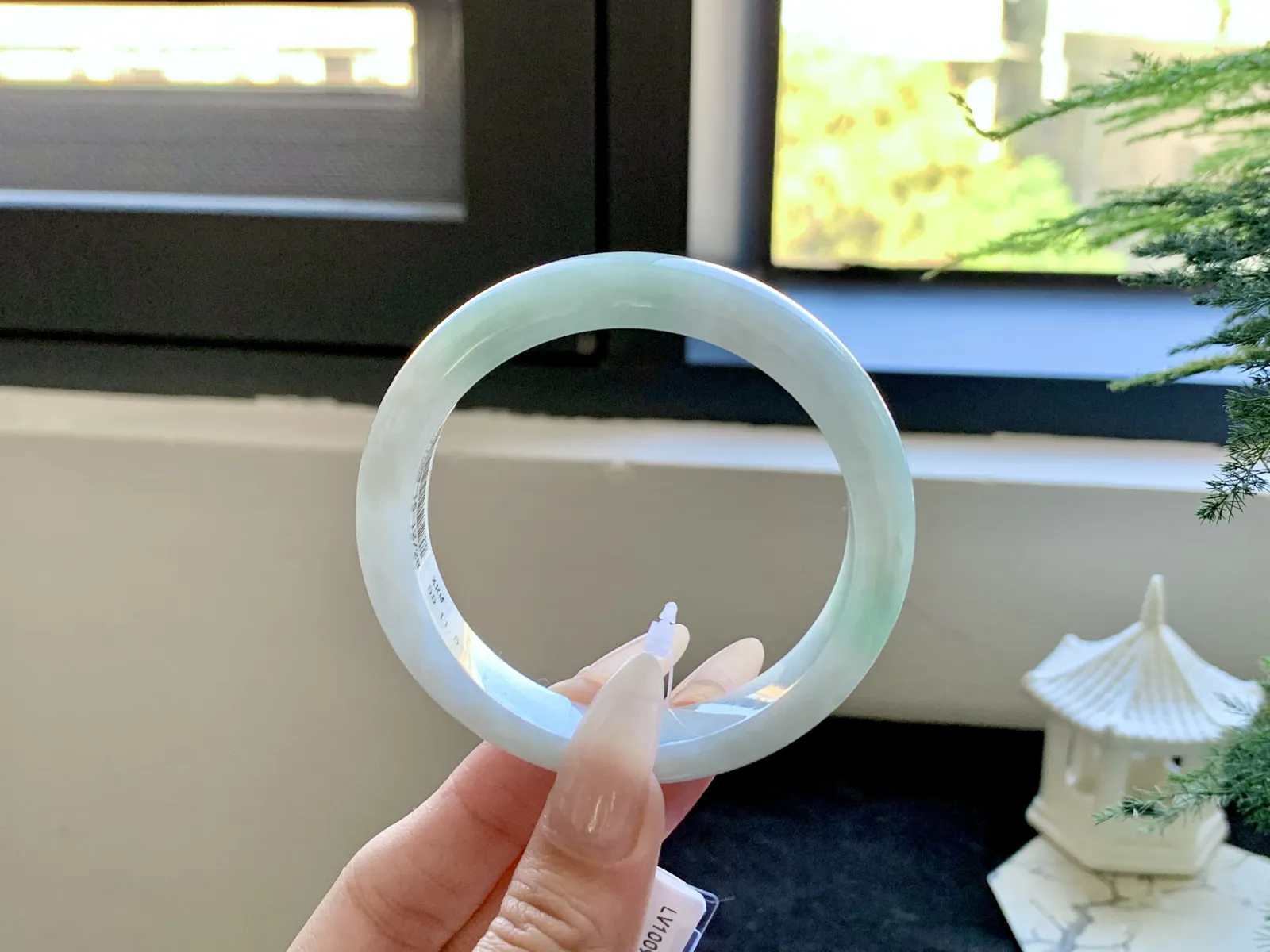 ⭕️55-11.5-8
晴底如澄澈晴空般晴底如澄澈晴空般清新，淡绿色似新叶初萌，悠悠飘于镯间，腕上萦绕诗意清韵