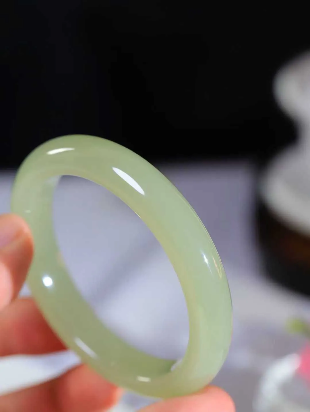 【玉佳人·手镯】

精品️和田玉晴水手镯 ，玉质细腻油润，做工细致精美，端庄素雅，亭亭玉立，芊芊素手。芊芊素手，怎能忘镯？秀美镯型，更显婀娜。内径55.5mm 尺寸8.8-11.7mm重50.5克691102380L