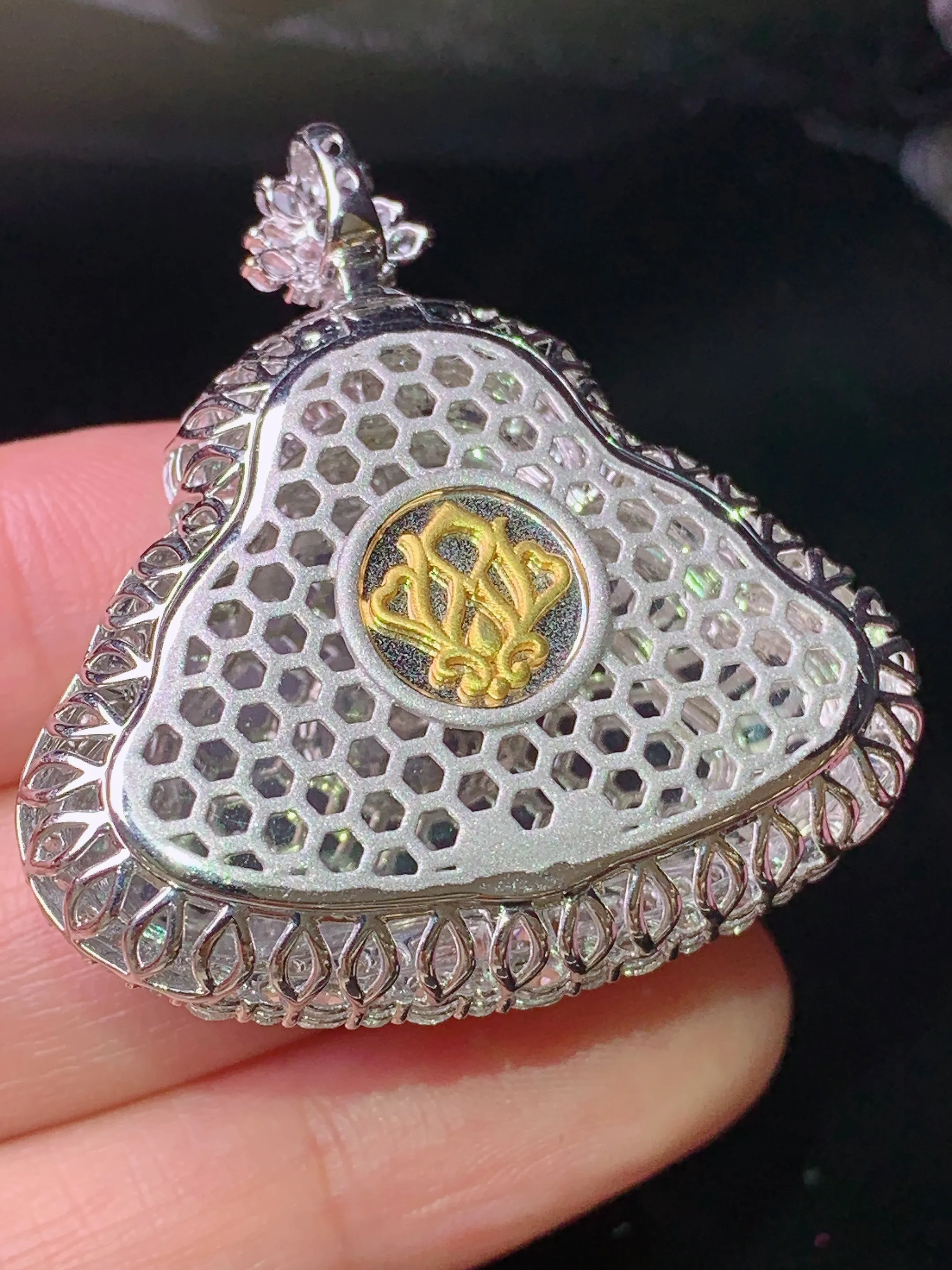 18k金钻镶嵌黄翡佛公吊坠 玉质细腻 色泽清新艳丽 整体尺寸38.6*37.7*14