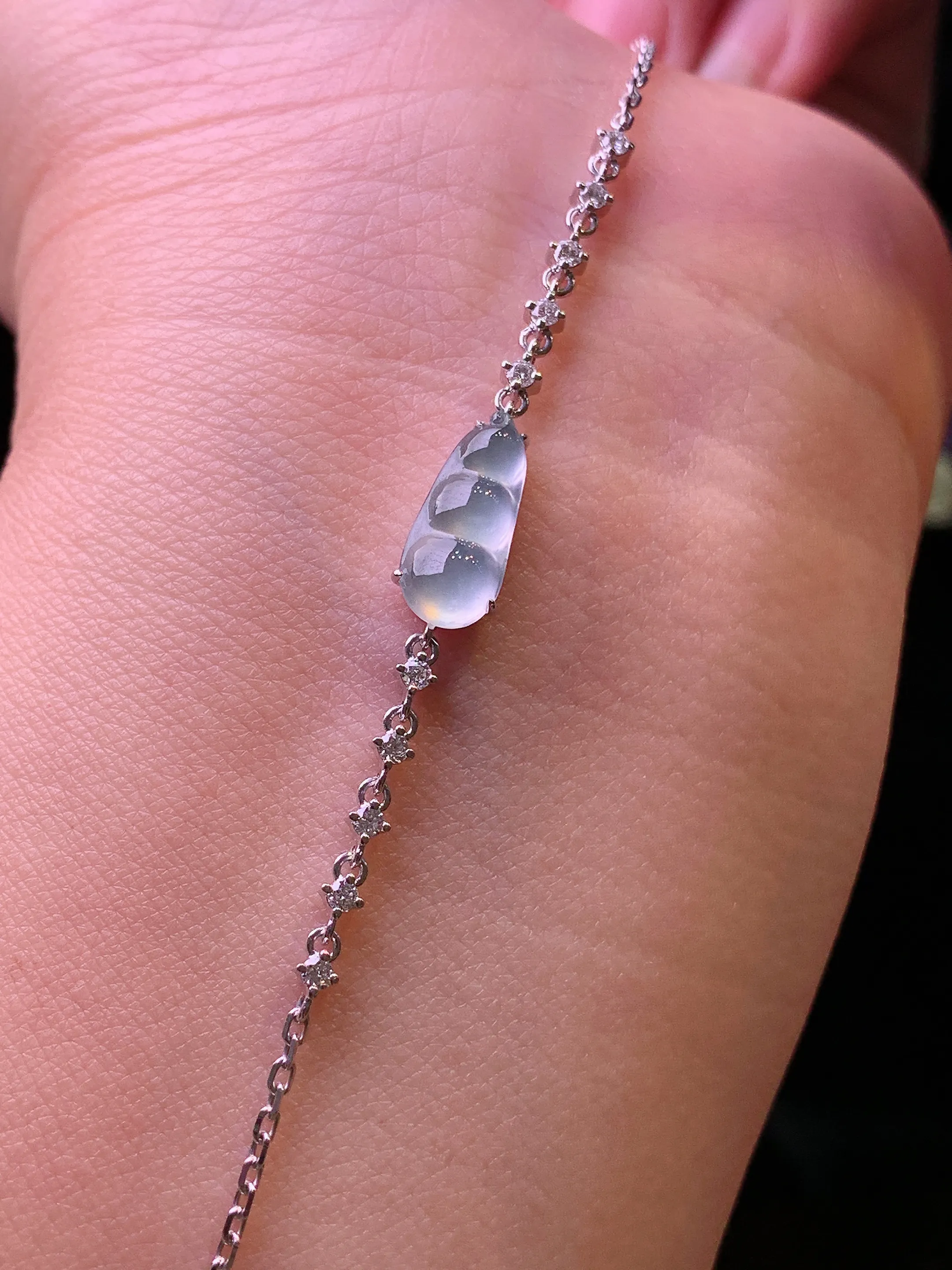 18k金钻镶嵌冰种四季豆手链 玉质细腻 色泽清新艳丽 裸石尺寸12*5.5*3