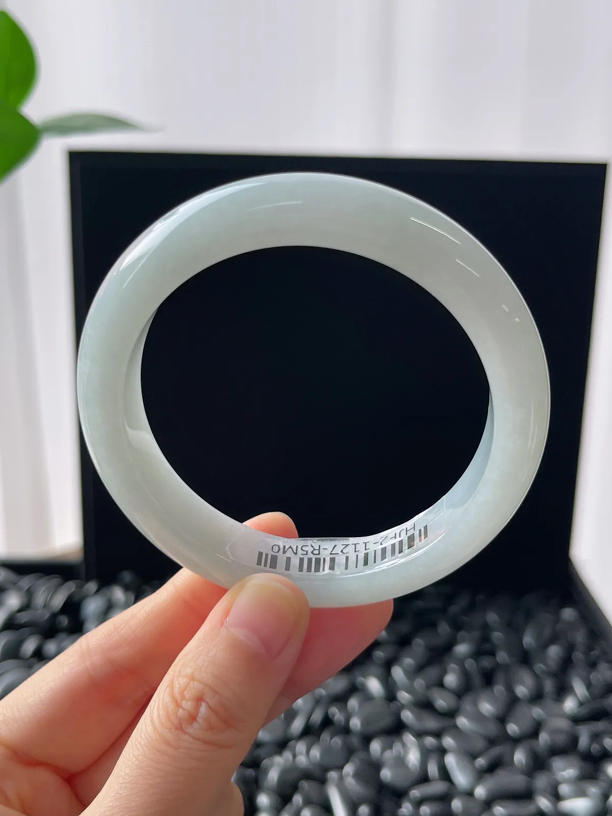 正圈56.4圈口，翡翠糯化种淡绿色手镯