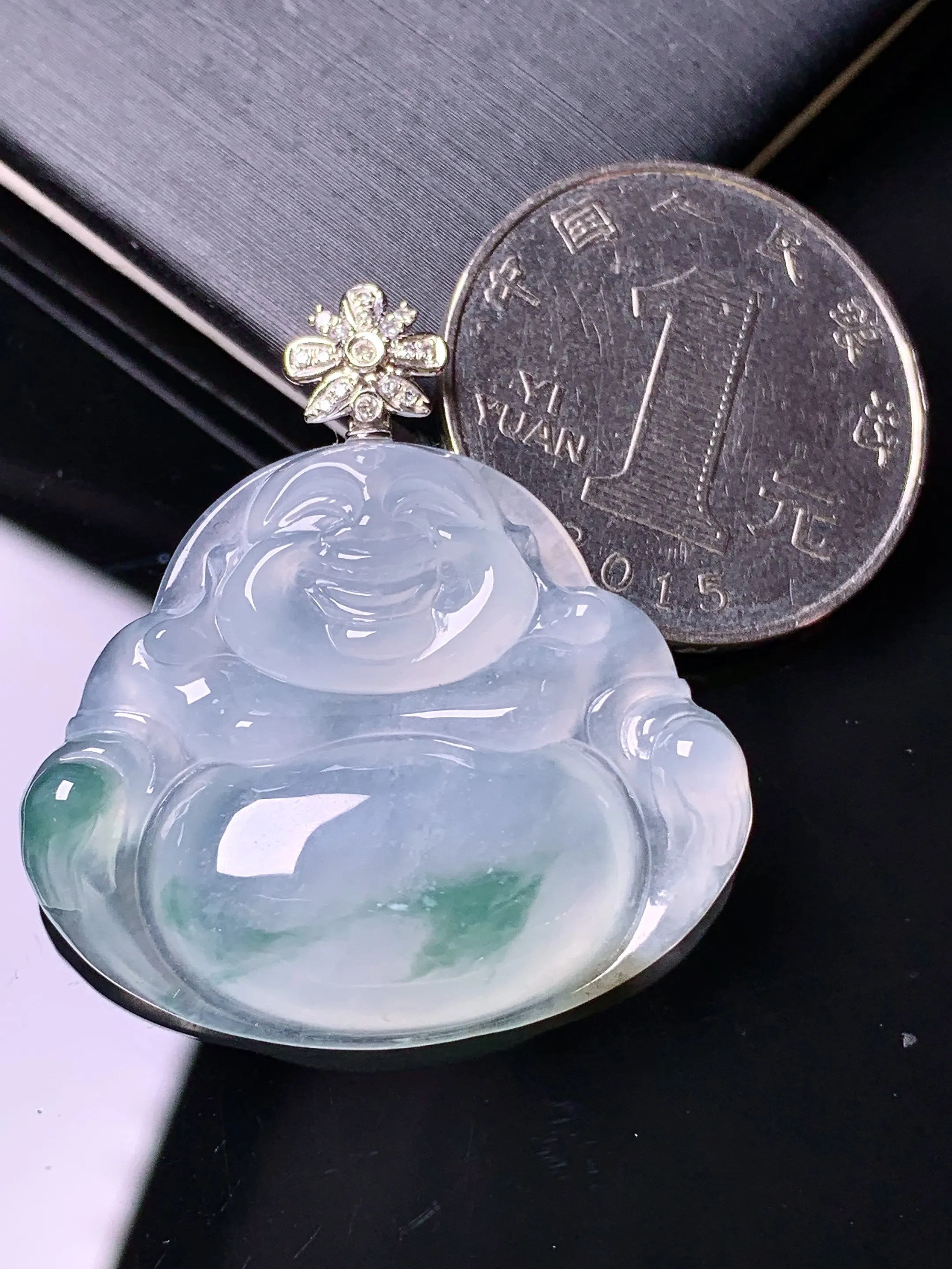 18k金钻镶嵌冰种飘绿佛公吊坠 玉质细腻 色泽清新艳丽 整体尺寸35*32.5*6.2