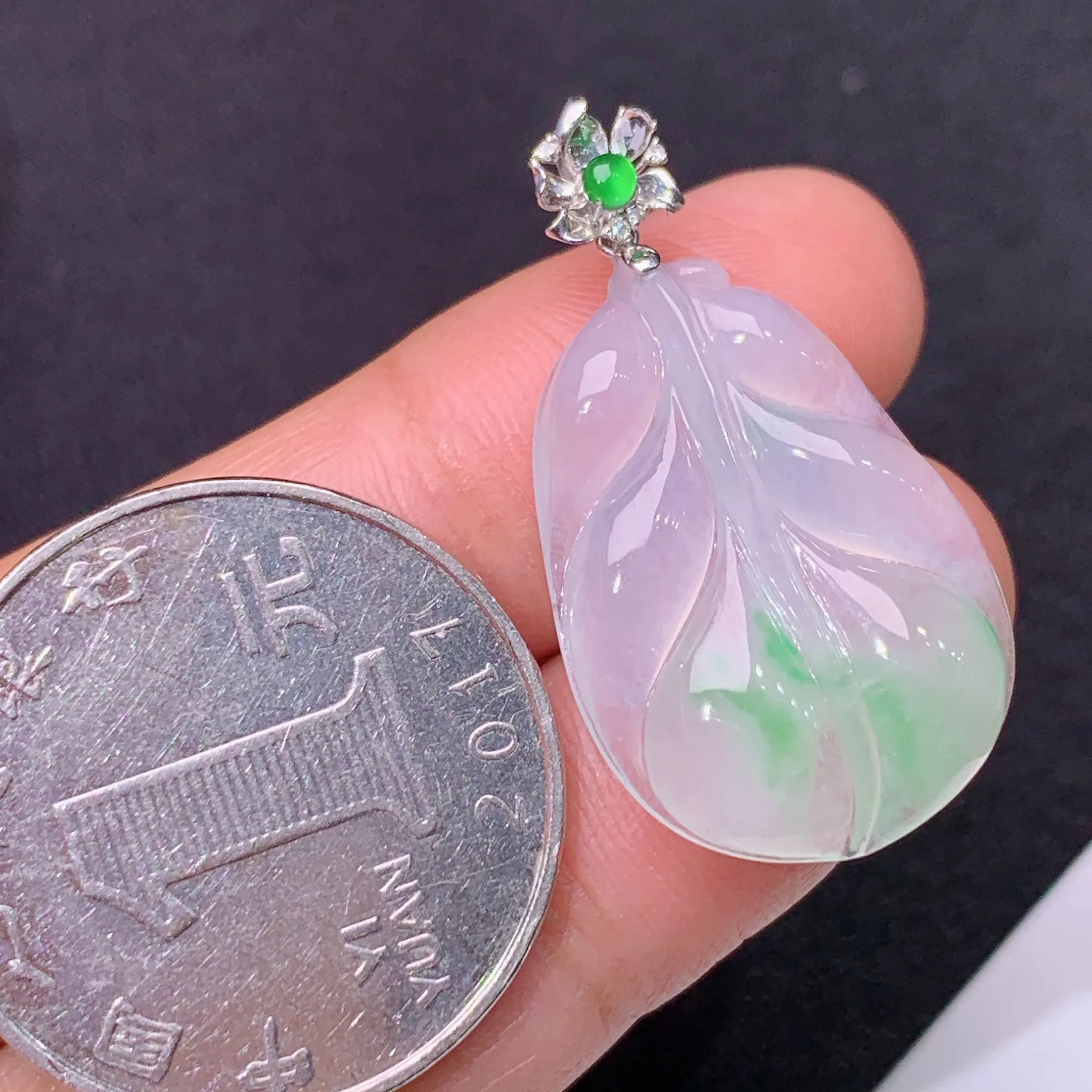 冰飘绿树叶吊坠，18k金镶嵌，冰冰润润，玉质细腻，种水足，整体尺寸31.2*16.9*4.6