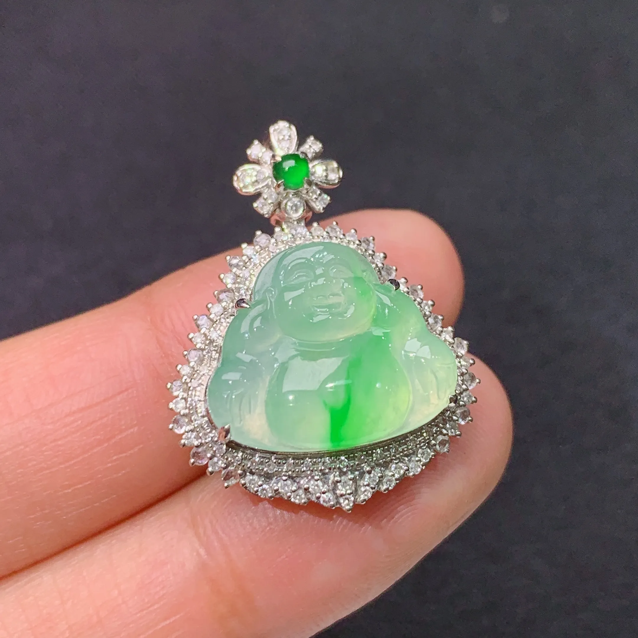 冰飘绿笑佛吊坠，18k金镶嵌，冰润色阳，品相好，种水足，整体尺寸27.1*21*8.4