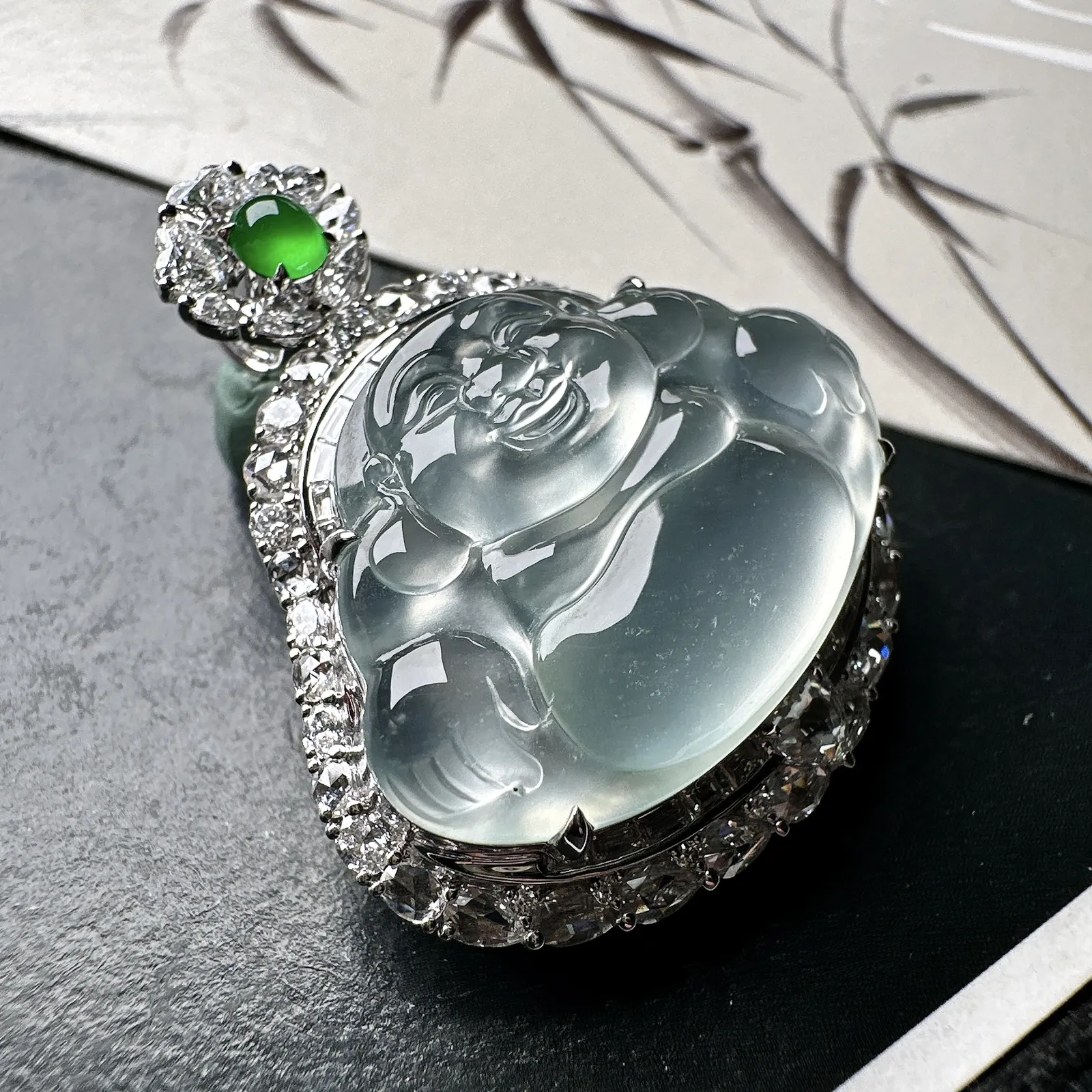 【玻璃种佛公吊坠】种水上乘，晶莹剔透，纯净通透，莹光感很强，18k金钻镶嵌，裸石尺寸20*27.4*5毫米