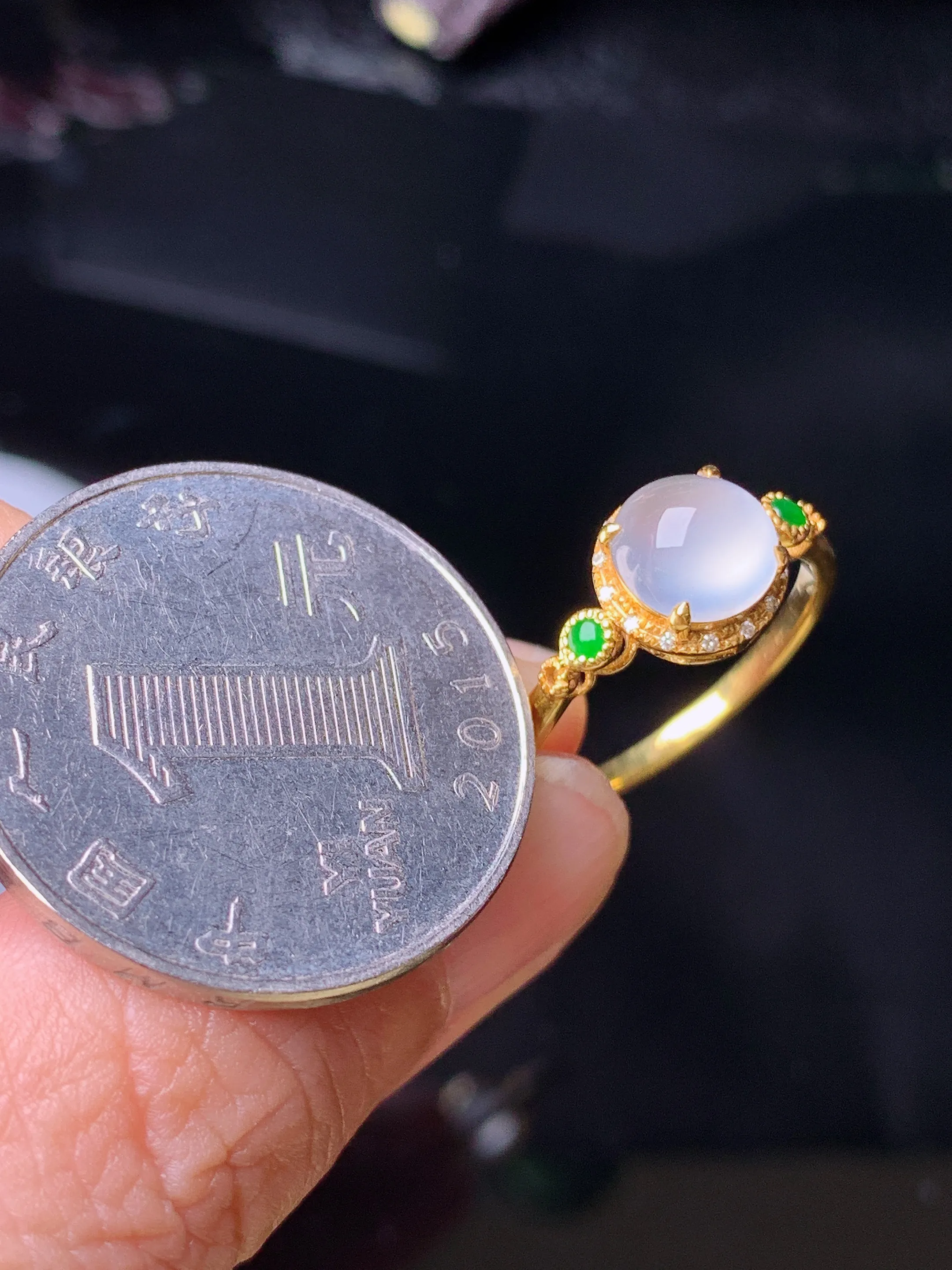 18k金钻镶嵌冰种蛋面戒指 玉质细腻 色泽清新艳丽 圈口14.5 整体尺寸8.3*6.8