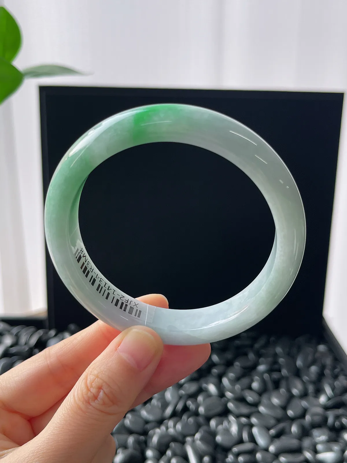 正圈59.7圈口，翡翠糯化种飘绿手镯