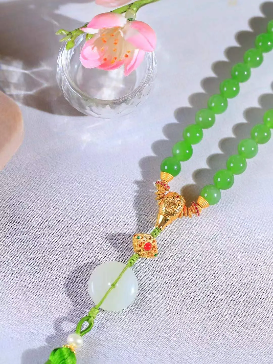 【链.108】

精品️和田玉碧玉圆珠108挂链 玉质温润细腻 油性十足 佩戴舒适。珠珠落玉盘，间关莺语花底滑，一生美好时光，无论身在何处，都有它相伴相守。事事顺遂，幸福美满，吉祥如意。重108.5克 尺寸取一8.1mm FDT-781103093