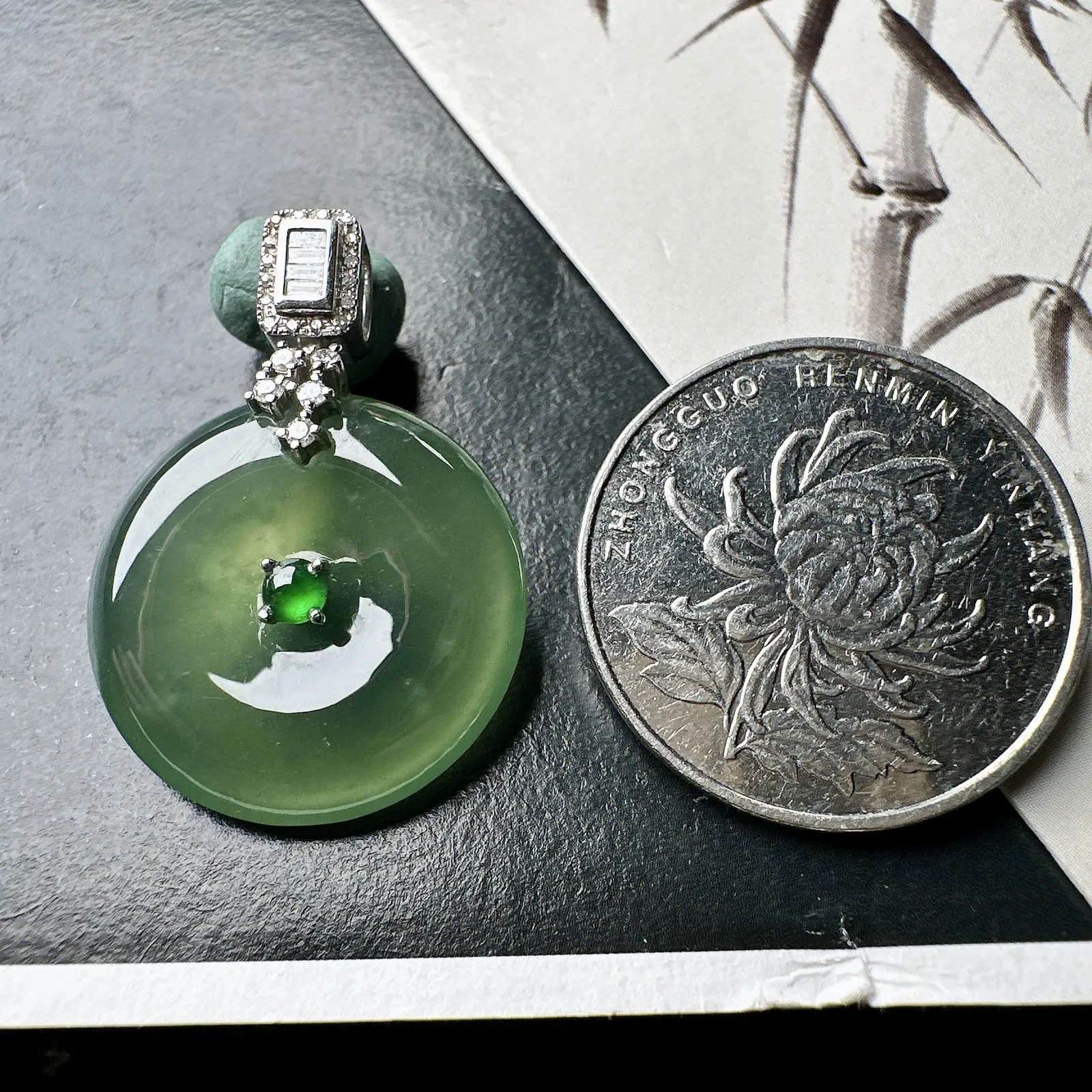 【冰种橄榄绿平安扣】质地细腻，品质很好，冰感十足，胶感明显，收藏品质。18k金钻镶嵌，裸石尺寸21.4*4.8毫米