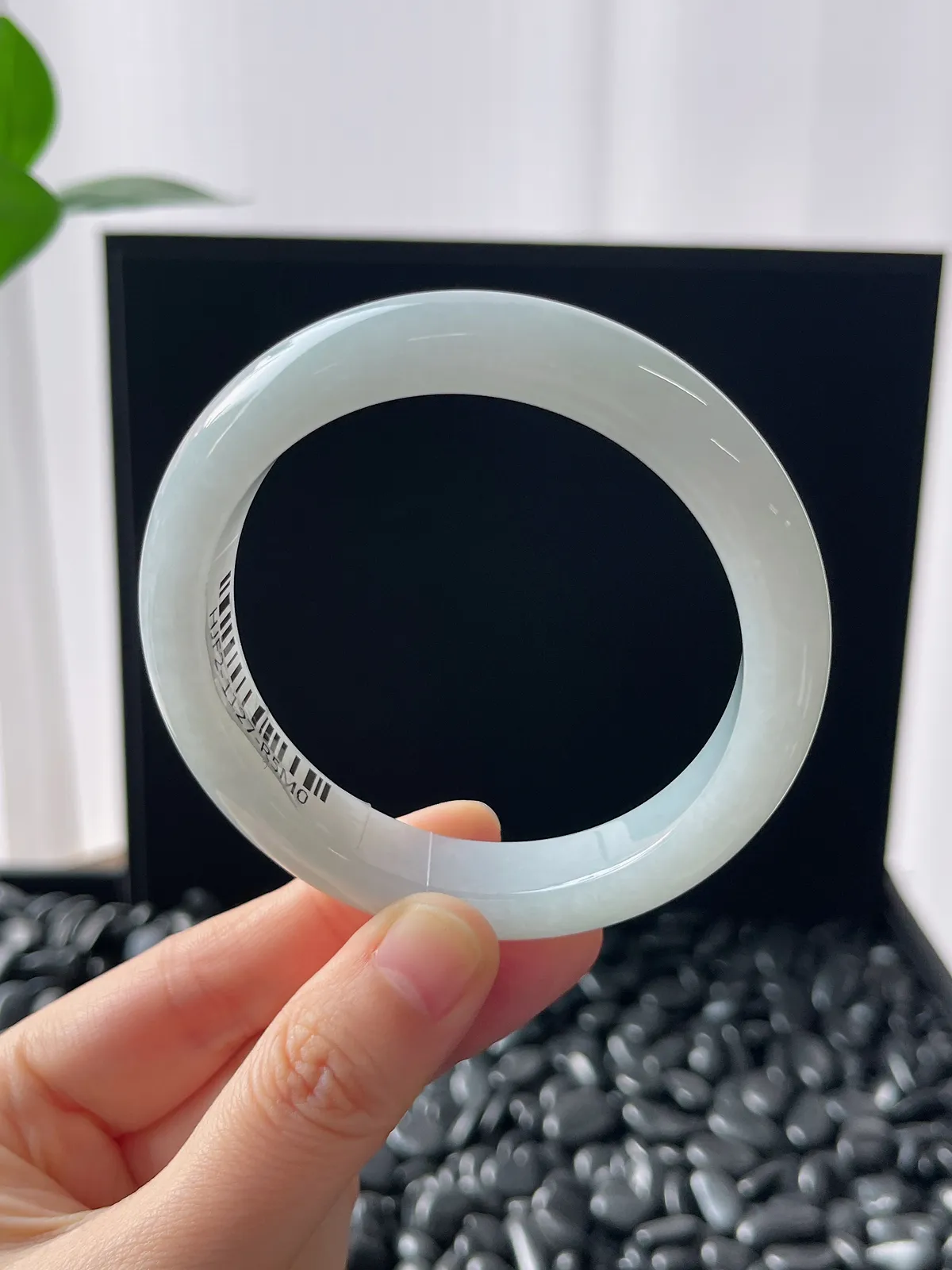 正圈56.4圈口，翡翠糯化种淡绿色手镯