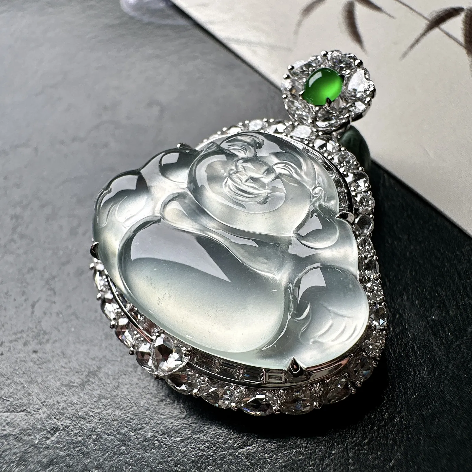 【玻璃种佛公吊坠】种水上乘，晶莹剔透，纯净通透，莹光感很强，18k金钻镶嵌，裸石尺寸20*27.4*5毫米