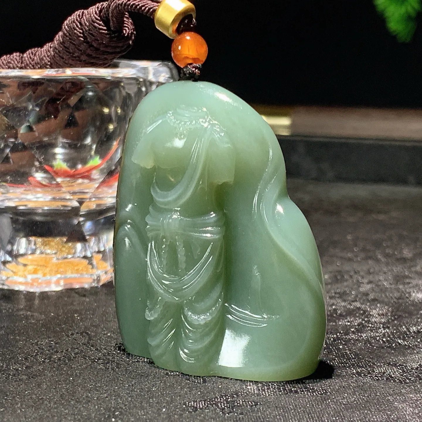 和田玉粉青黑皮碧玉籽料敦煌残影挂件。尺寸48/40/20重66克。玉质细腻油润。手推出油。佩戴高端典雅。lt251128