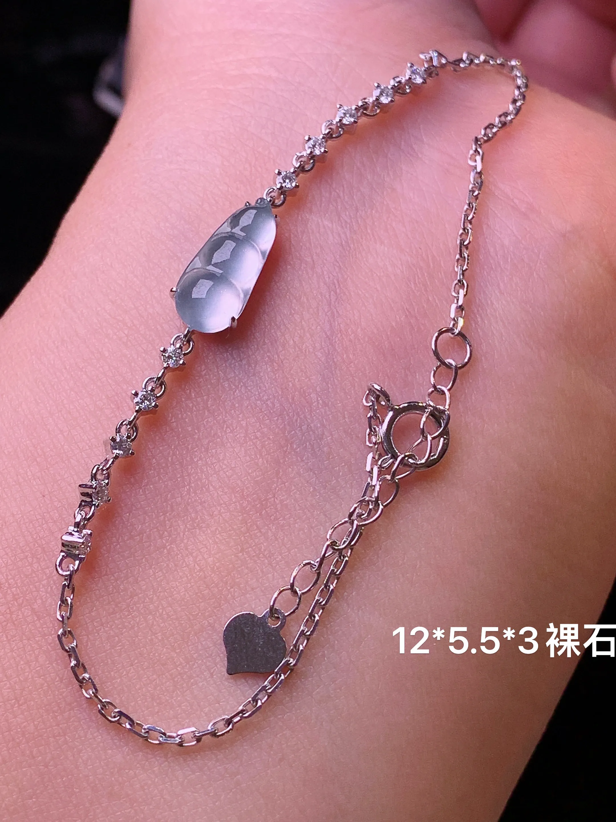 18k金钻镶嵌冰种四季豆手链 玉质细腻 色泽清新艳丽 裸石尺寸12*5.5*3