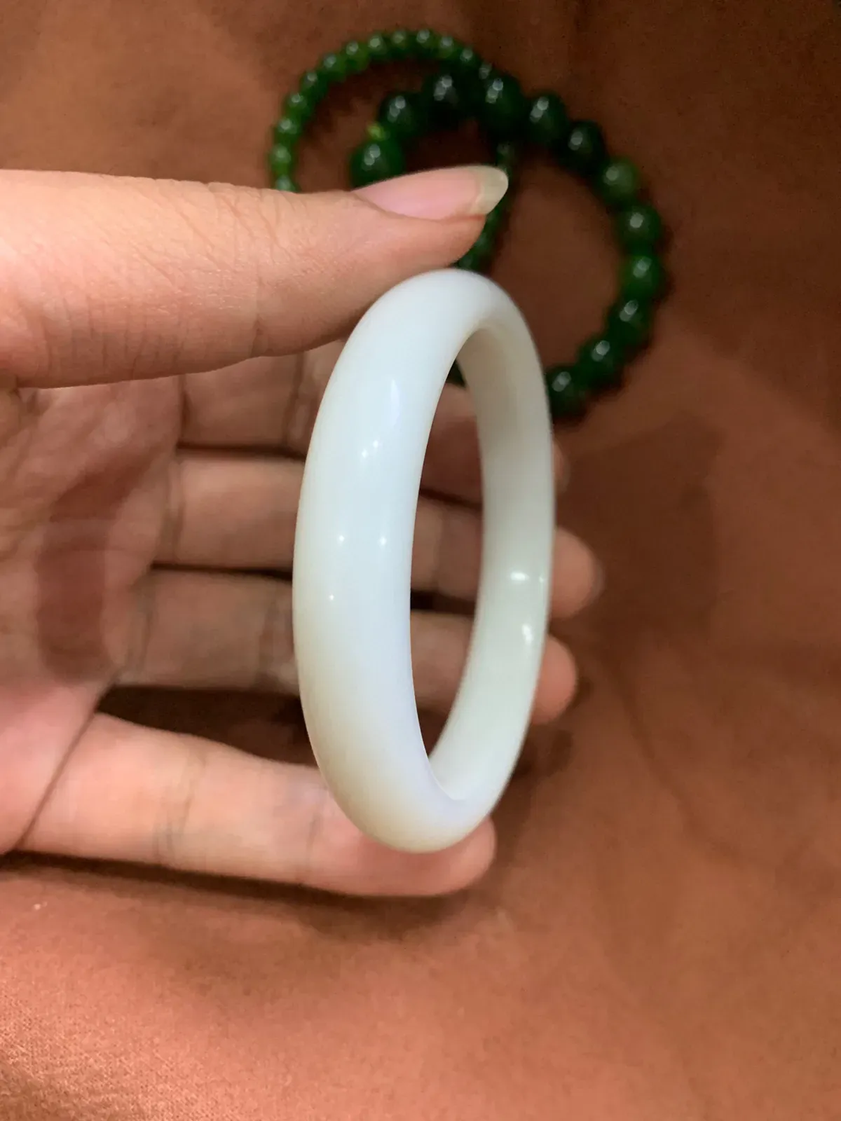 和田玉55圈口白玉暖白色手镯。脂粉好油性足。手推出油。玉质细腻油润 无裂无杂