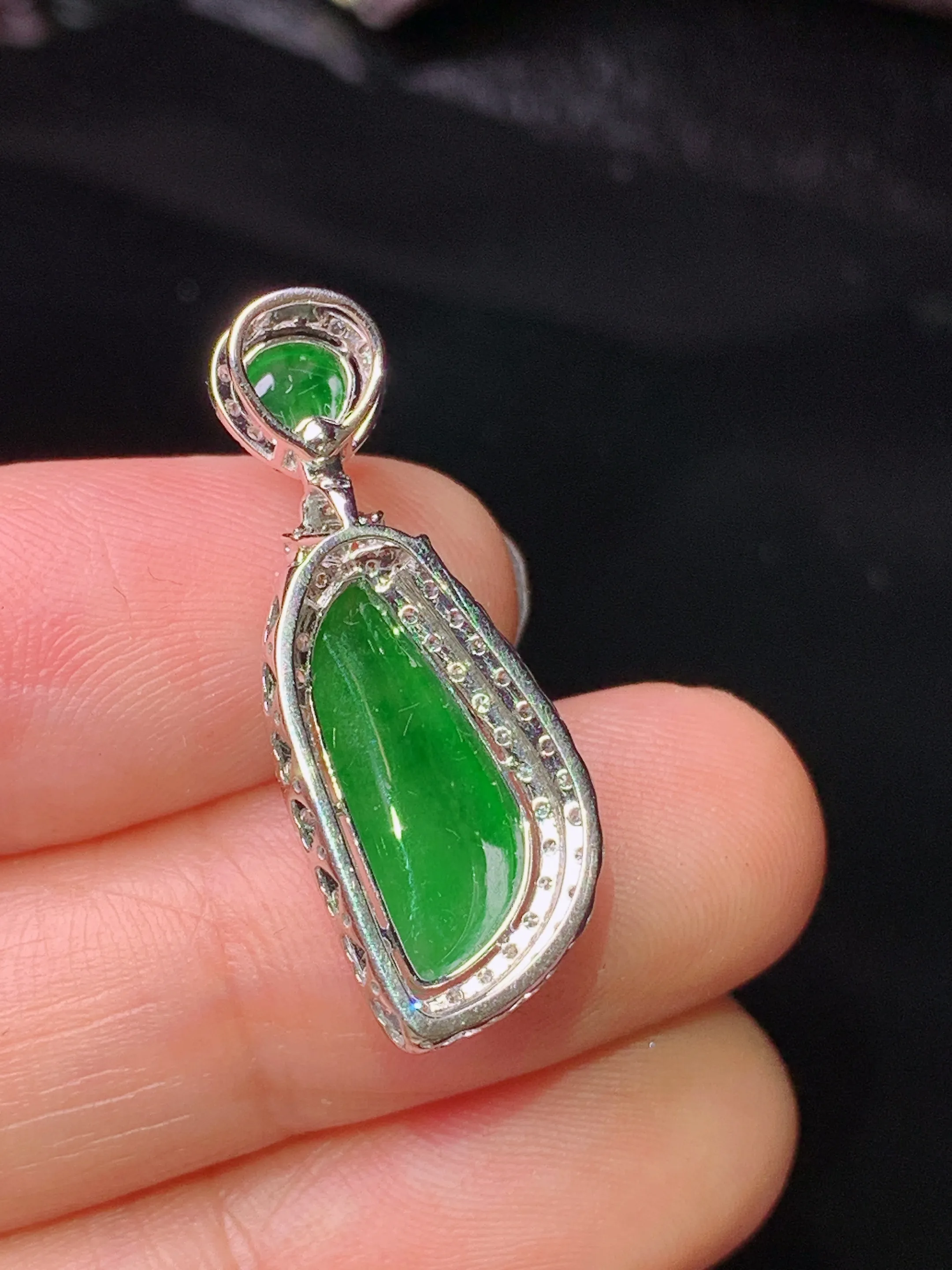 18k金钻镶嵌满绿随形吊坠 玉质细腻 色泽清新艳丽 整体尺寸28.5*10.6*8